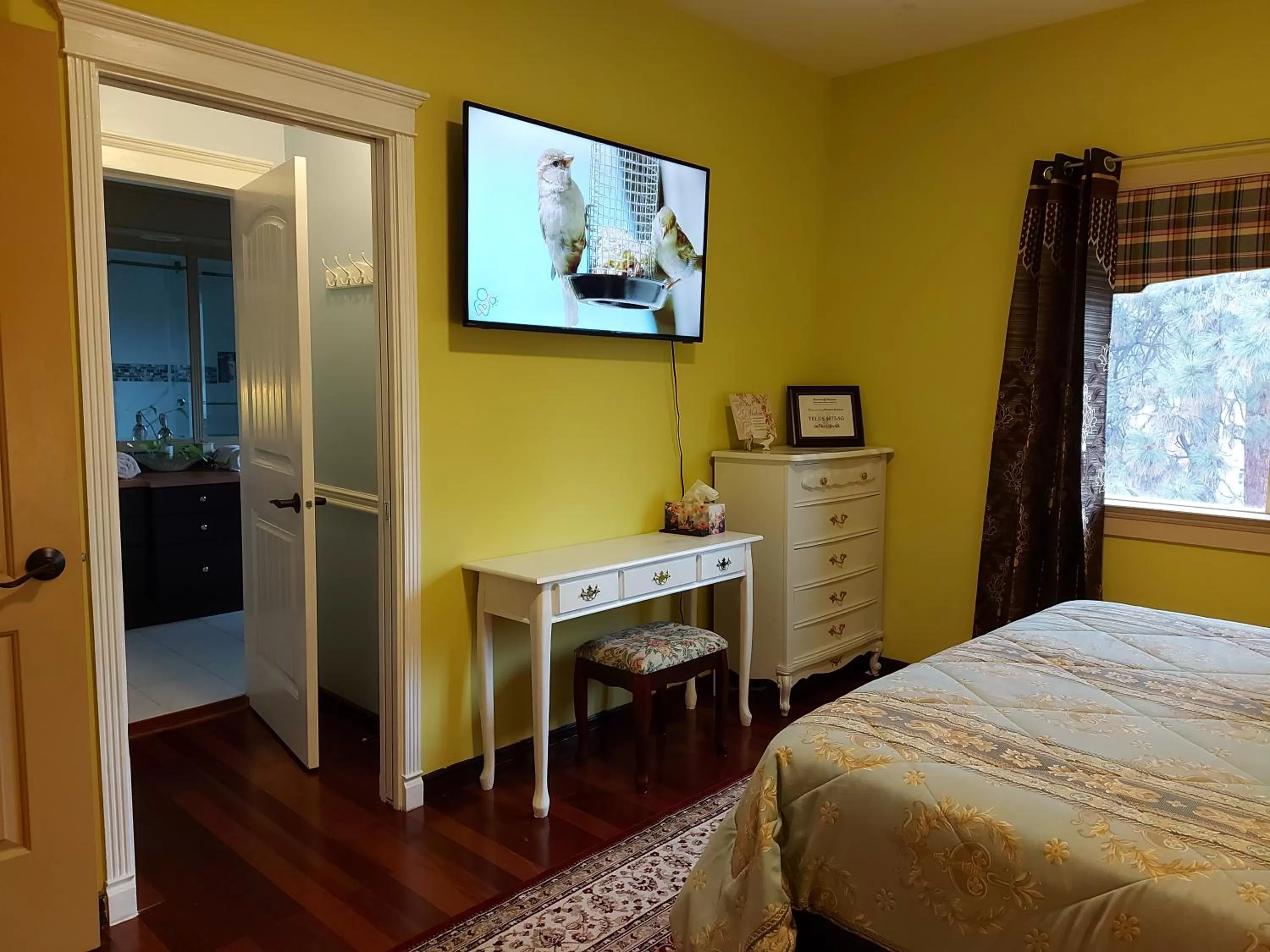 Bedroom, TV/Entertainment Center in Summer Express Kelowna B&B - Villa Bellissimo Fran-Talia