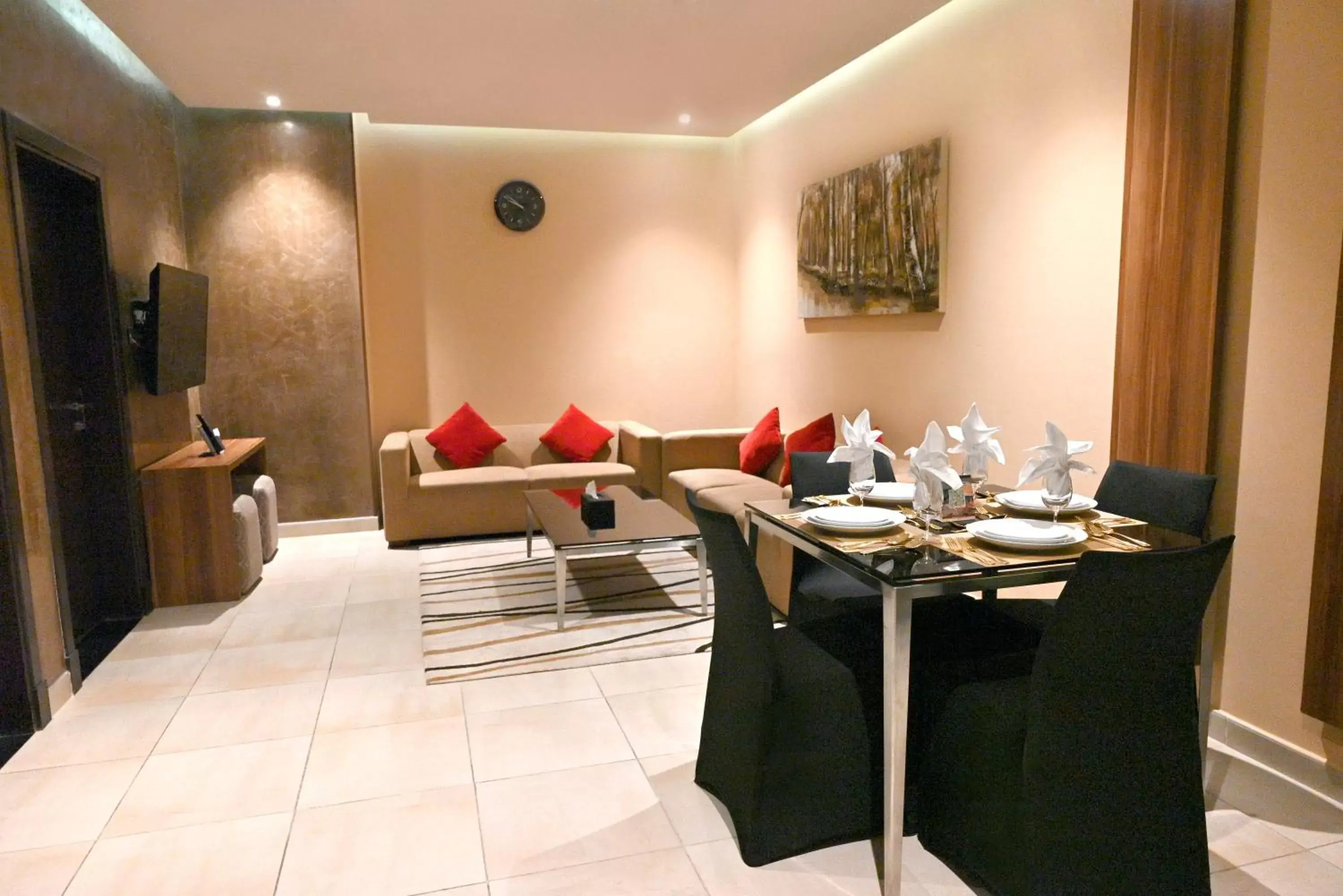 Living room, Restaurant/Places to Eat in Q Suites Jeddah by EWA - Managed by HMH