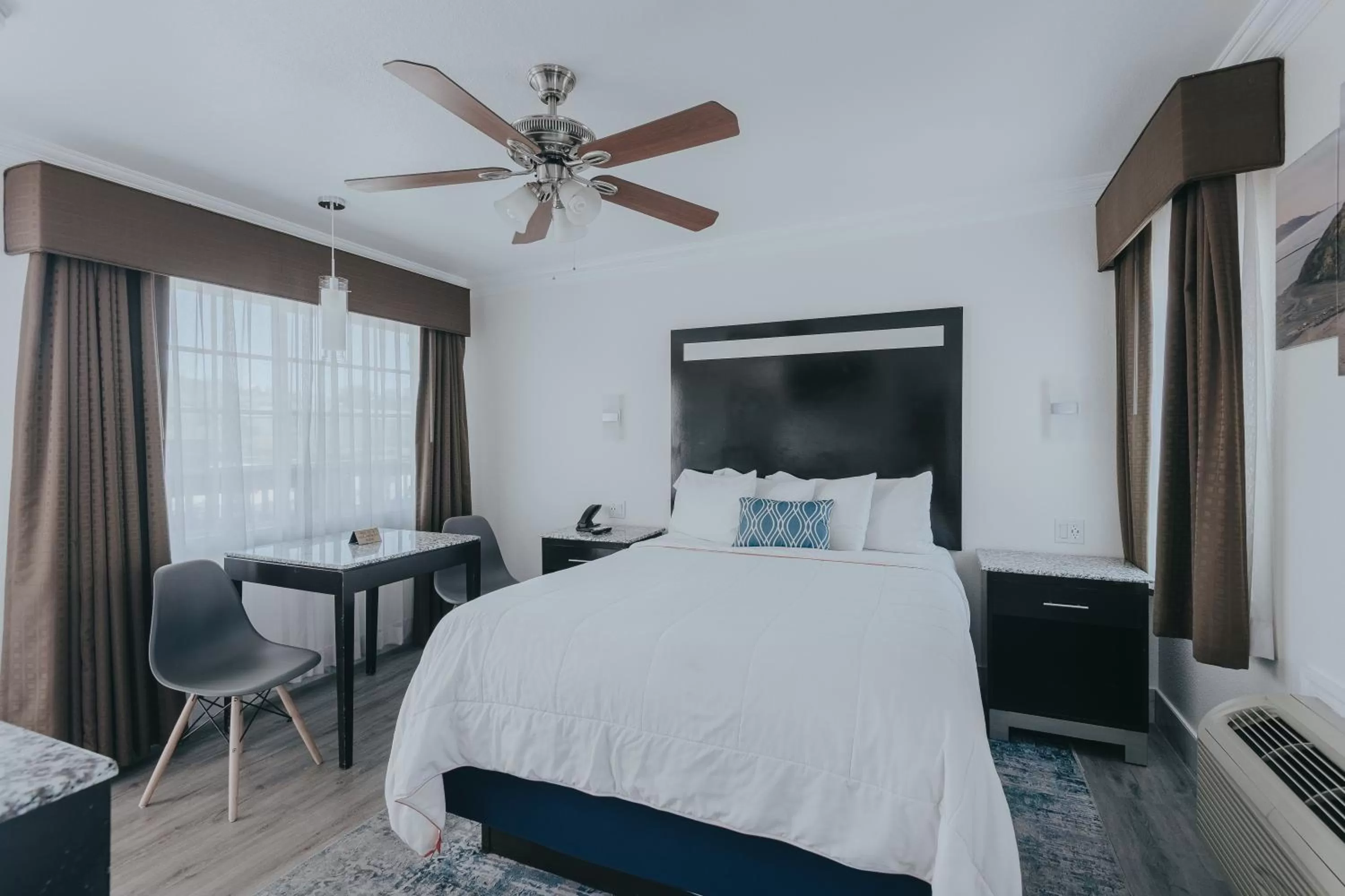 Bed in Sea Air Inn & Suites - Downtown - Restaurant Row