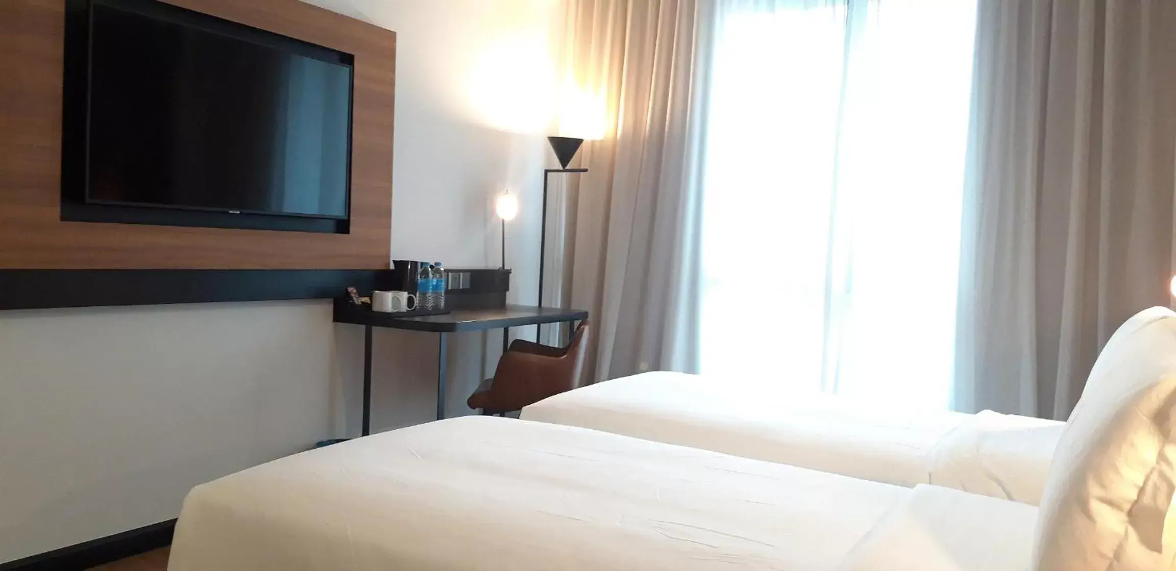 Bed, TV/Entertainment Center in Travelodge Ipoh