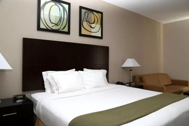 Bed in Holiday Inn Express Lexington Southwest Nicholasville, an IHG Hotel