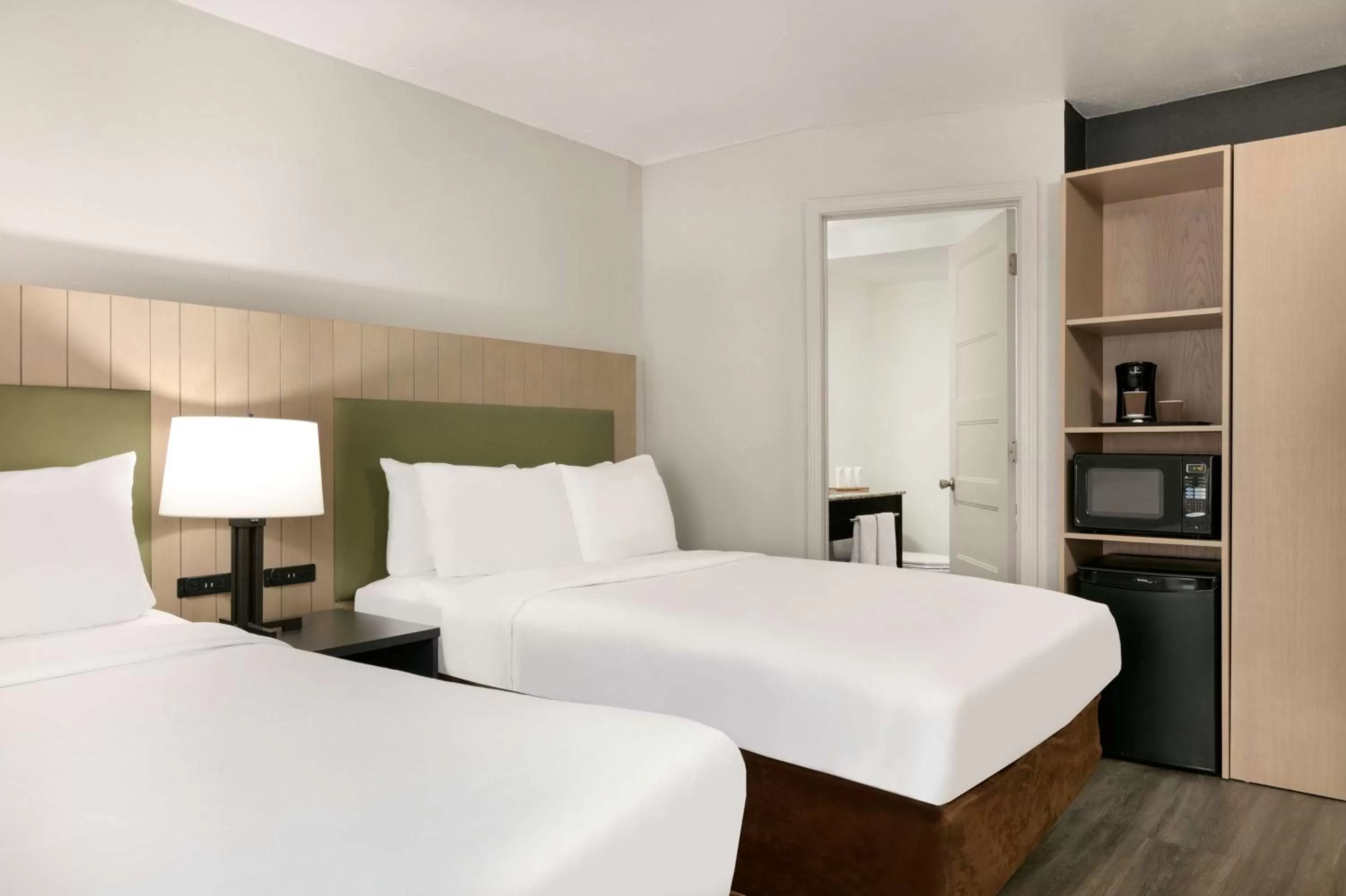 Photo of the whole room, Bed in Country Inn & Suites by Radisson, Roanoke Rapids, NC