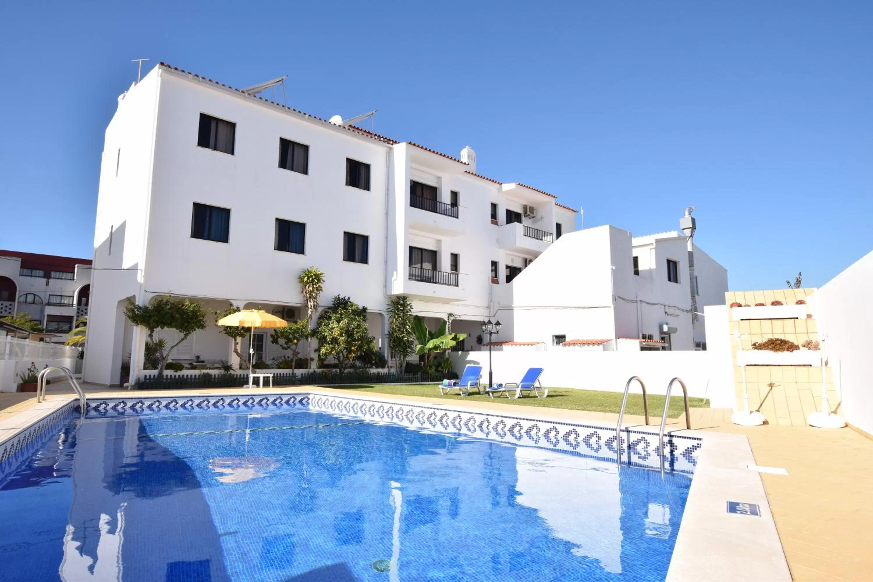 Swimming pool, Property Building in Apartamentos Carruna
