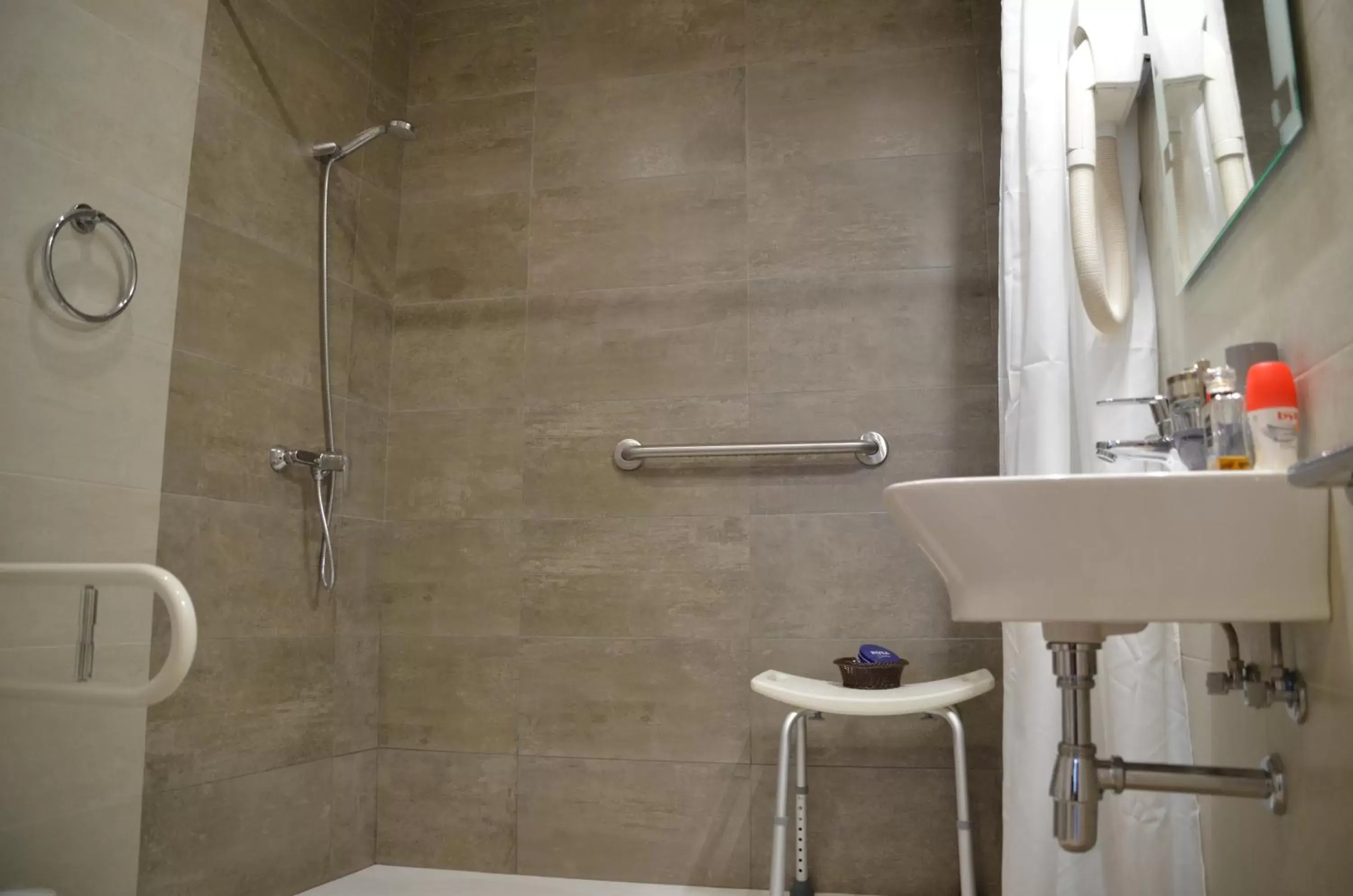 Shower, Bathroom in Hotel Doña Lina