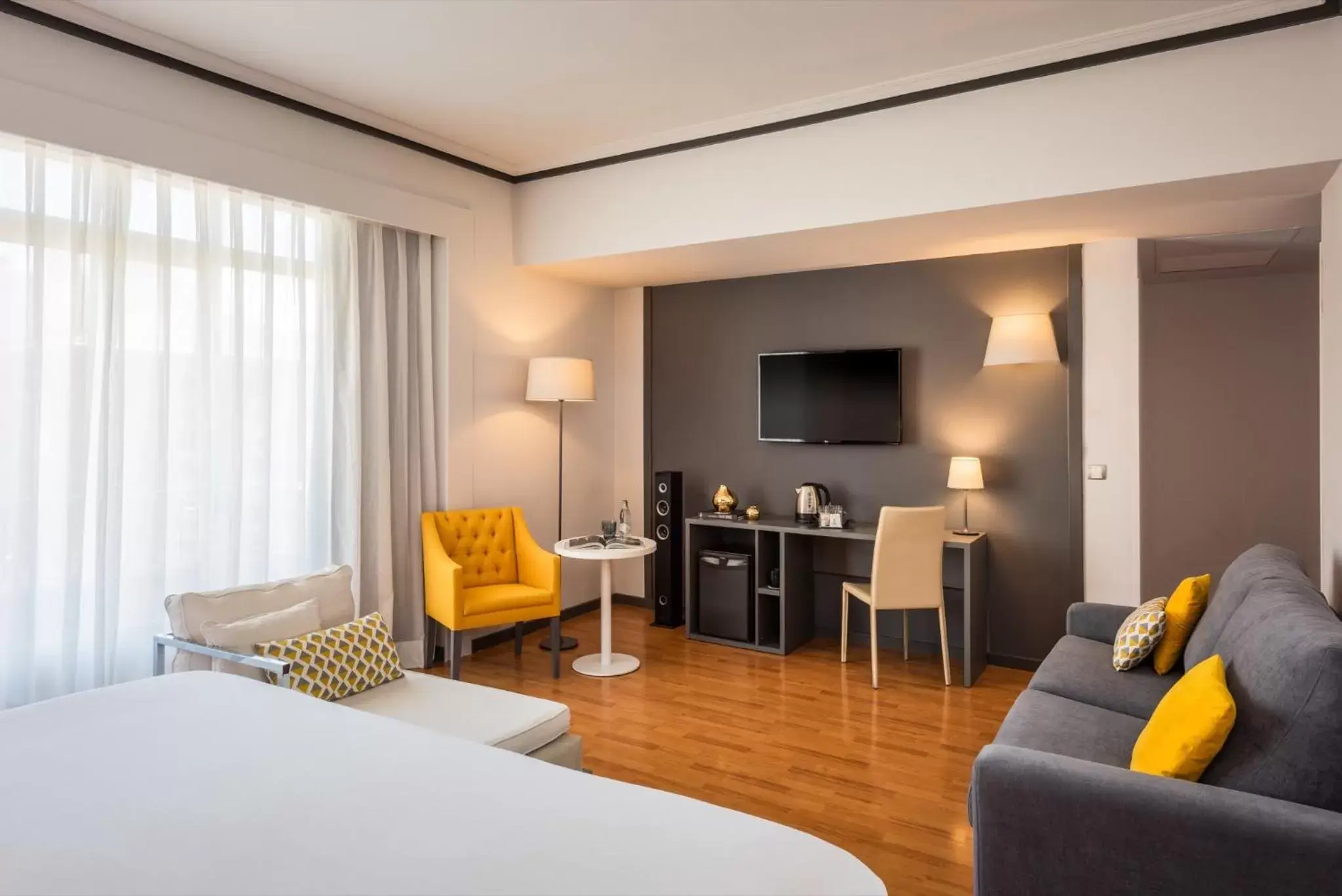 Photo of the whole room, TV/Entertainment Center in Hotel Madrid Plaza de España, Affiliated by Meliá