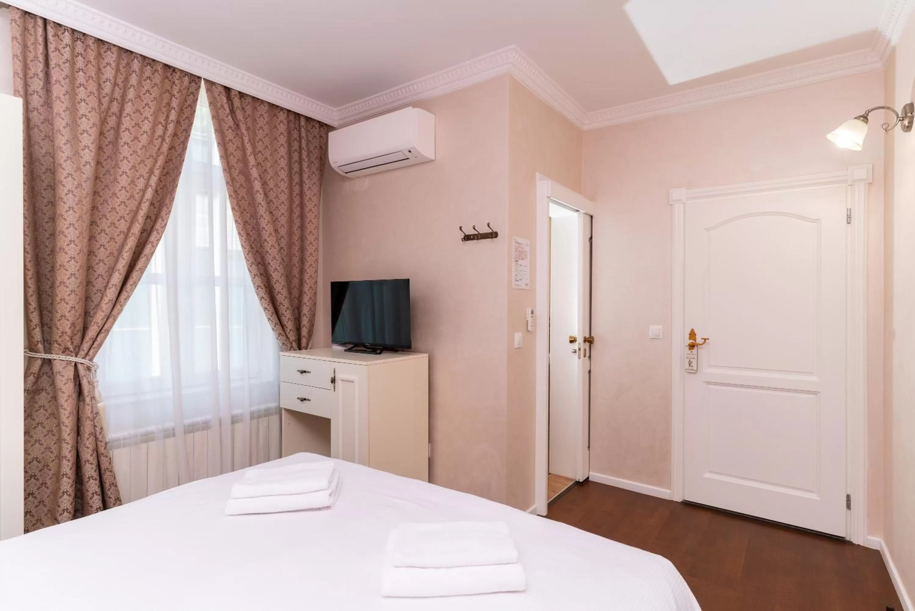 Bedroom, Bed in Ornament Hotel