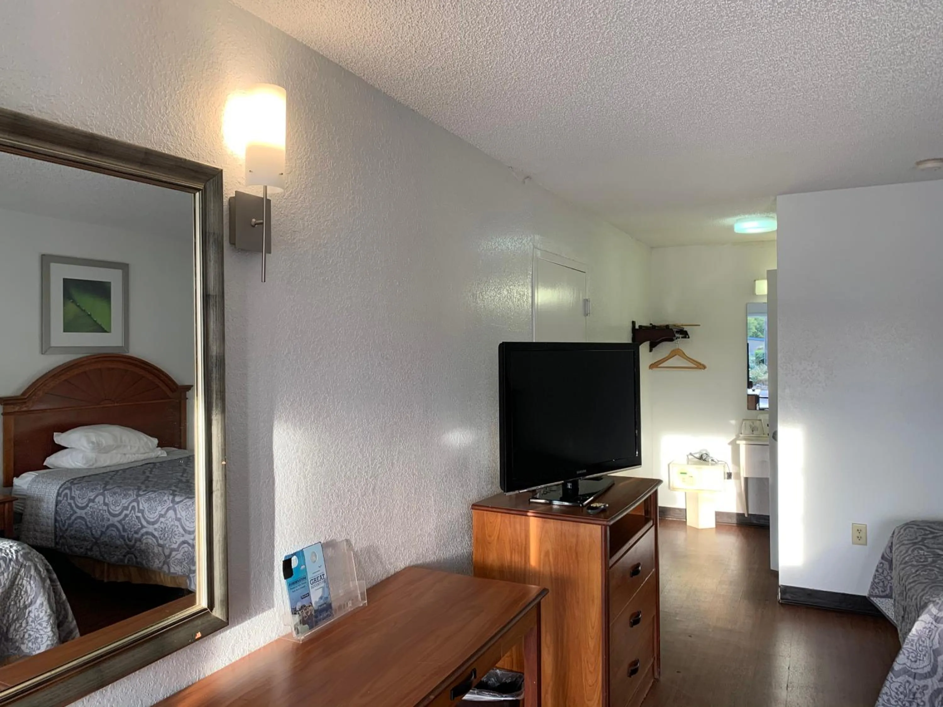 TV and multimedia, Bed in Travelodge Suites by Wyndham MacClenny I-10