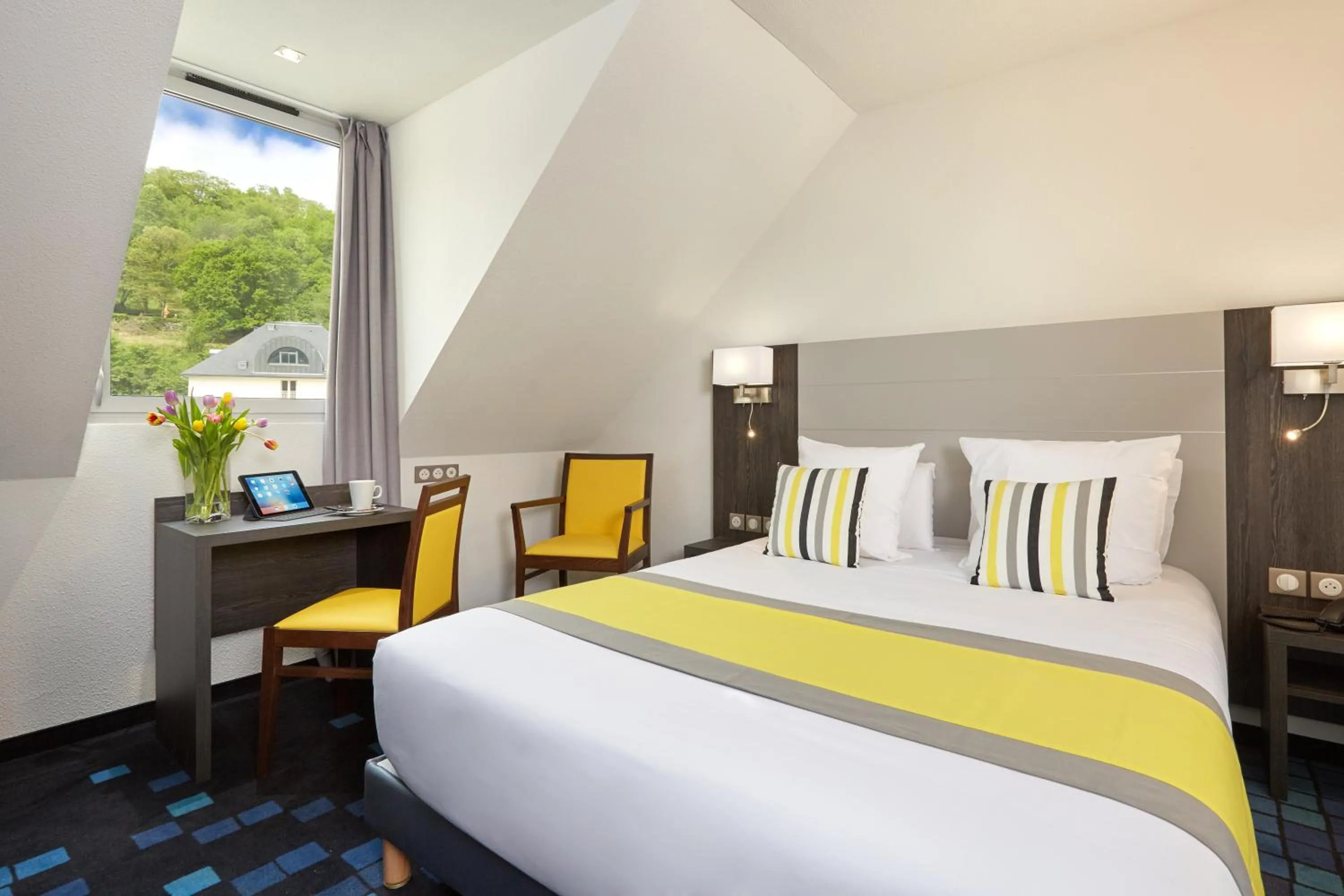 Bedroom, Bed in Hôtel Astrid