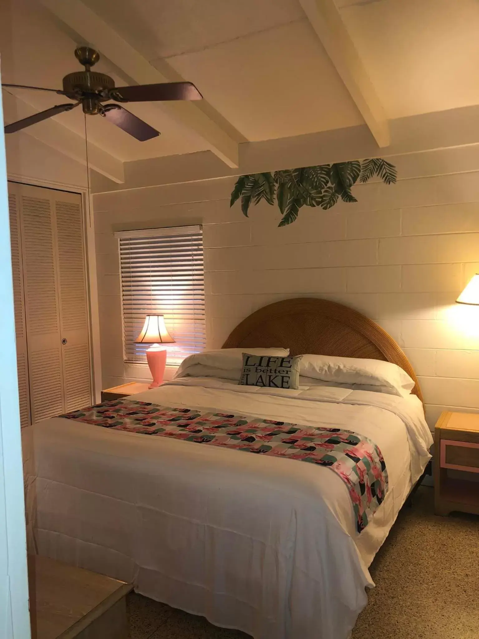 Bed in Tropical Marina & Resort on Lake Beresford