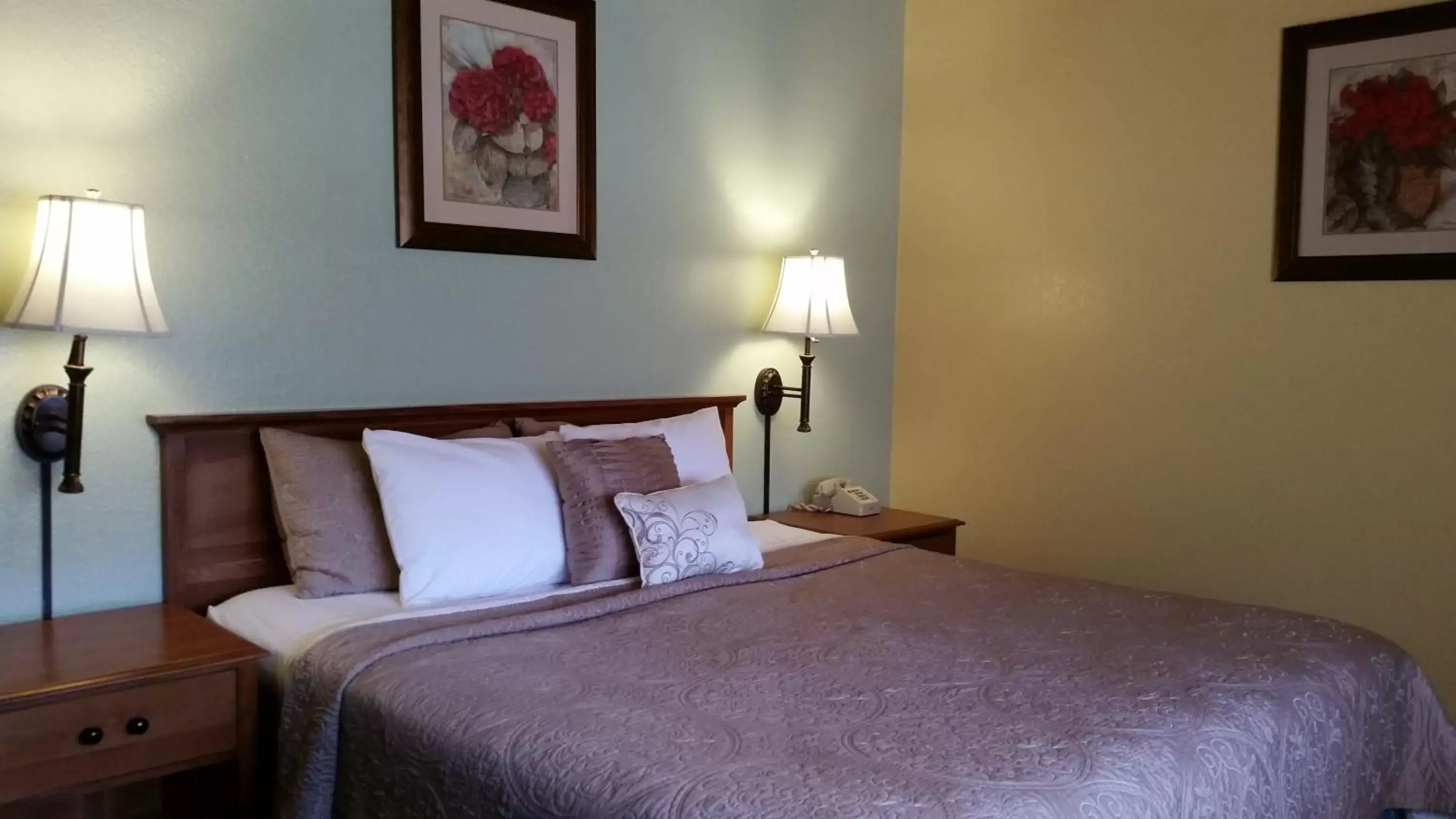 Bed in Western Holiday Lodge Bed in Western Holiday Lodge