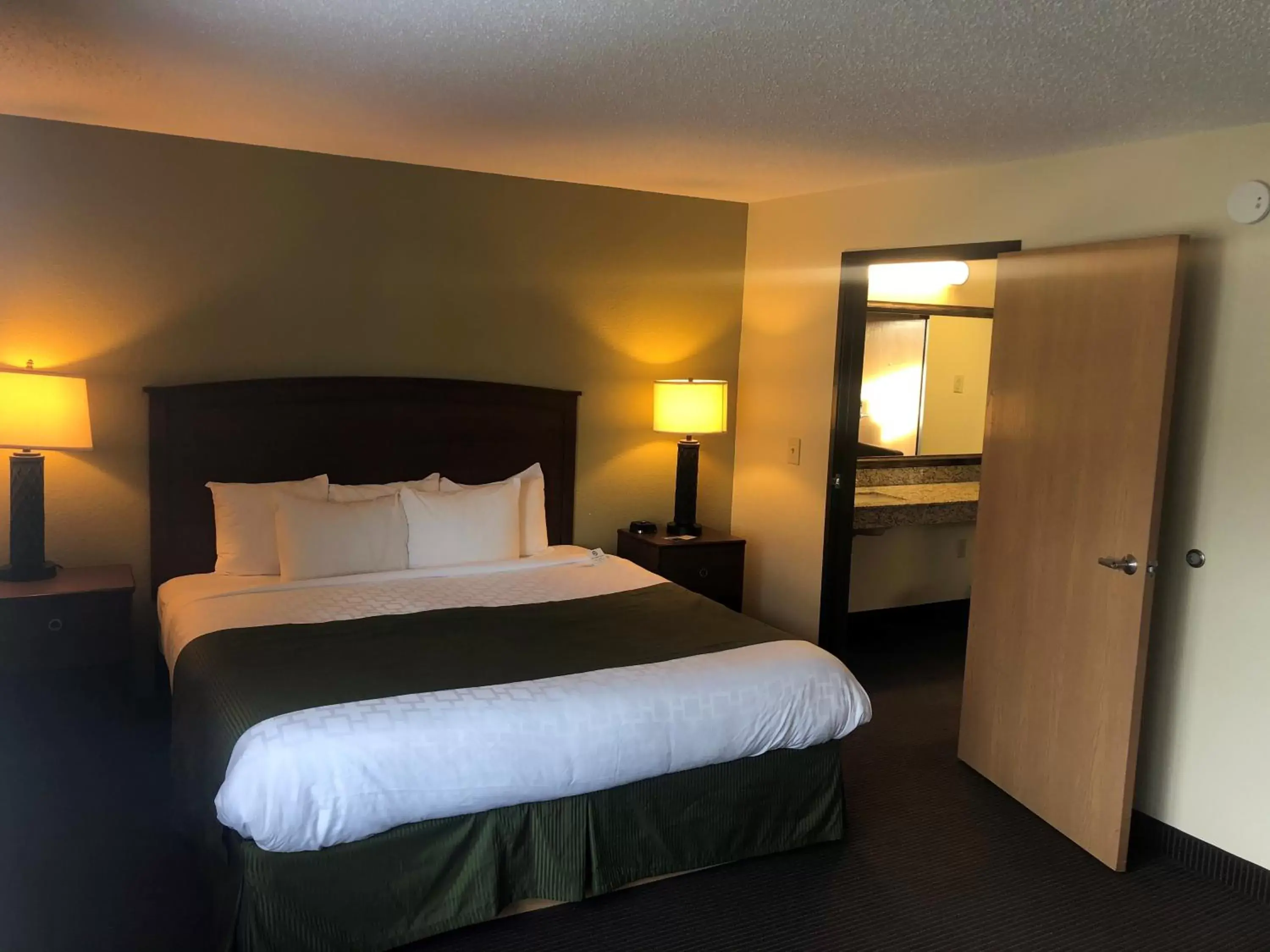 Bedroom, Bed in Cobblestone Hotel & Suites - Wisconsin Rapids