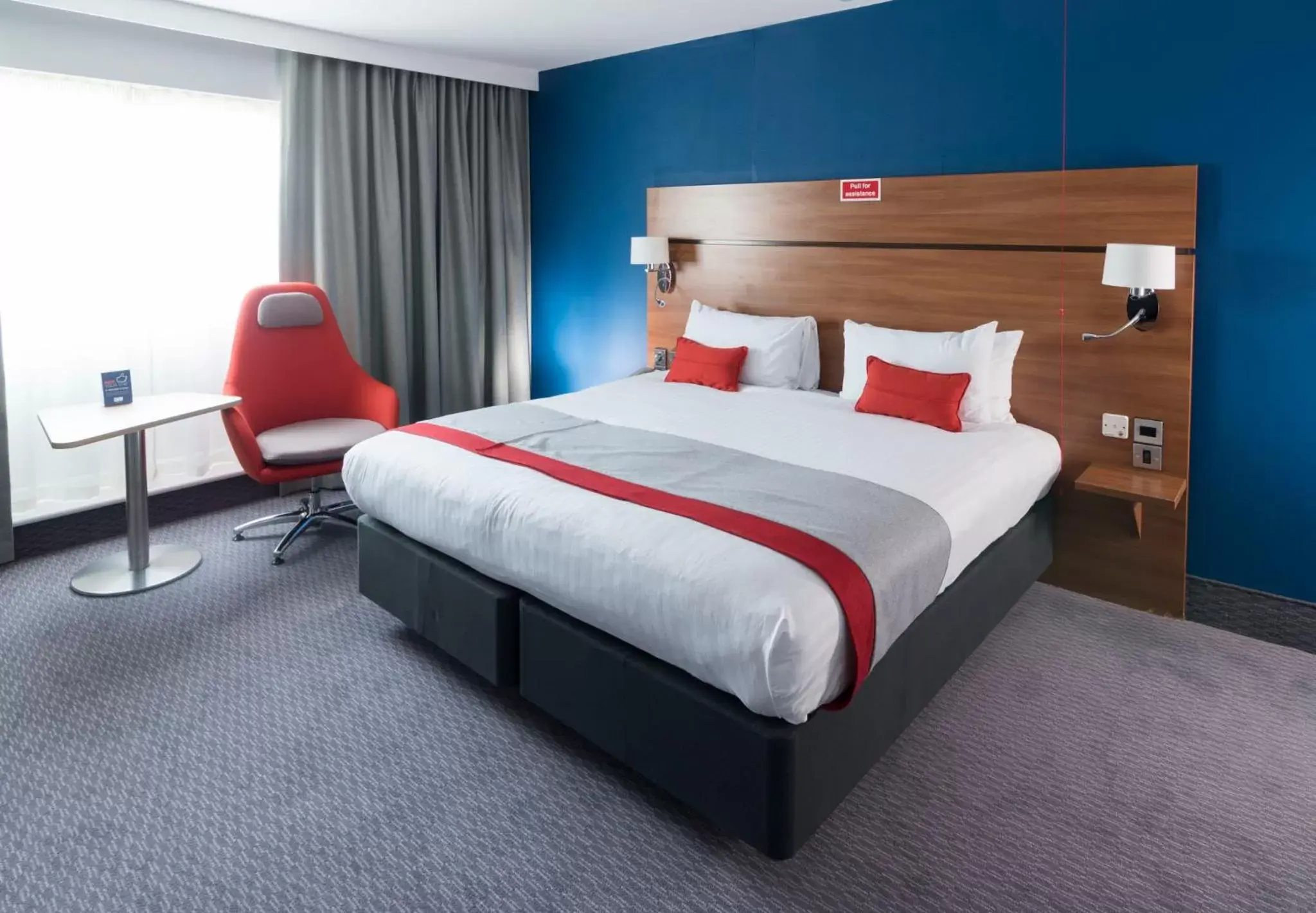 Photo of the whole room, Bed in Holiday Inn Express Birmingham Star City, an IHG Hotel