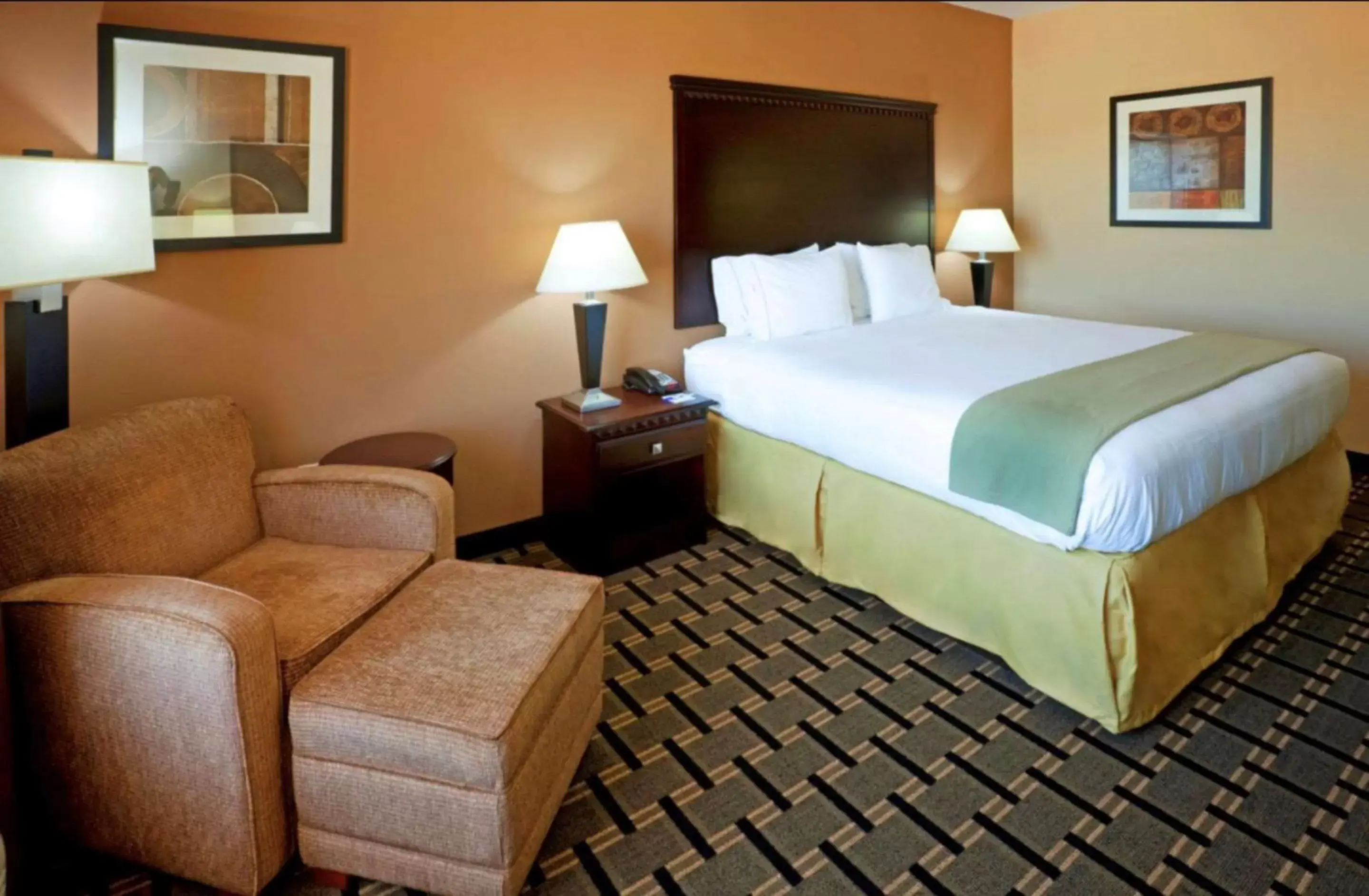 Photo of the whole room, Bed in Comfort Inn & Suites Dallas Medical-Market Center