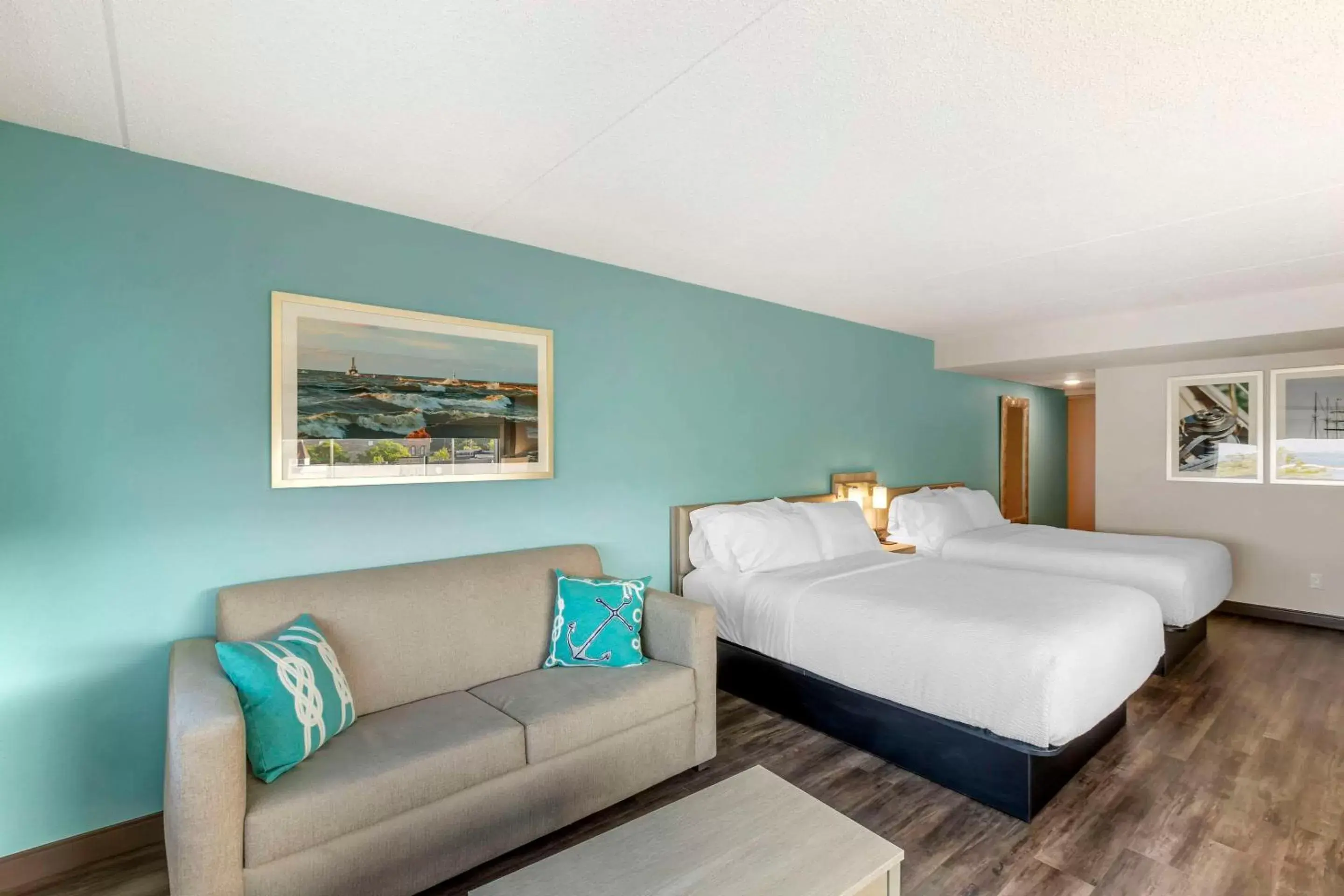 Bedroom, Bed in The Harborview, Ascend Hotel Collection