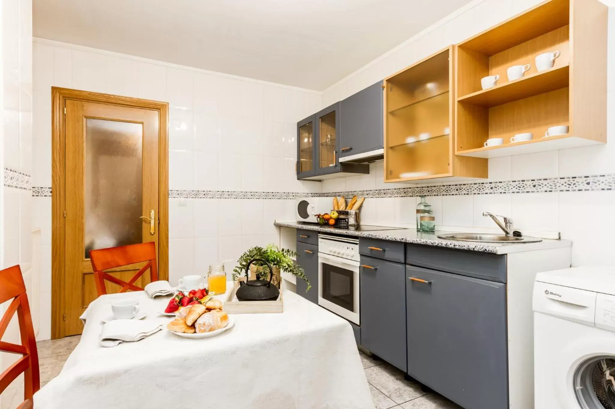 Photo of the whole room, Kitchen/Kitchenette in Suites Pamplona Plaza