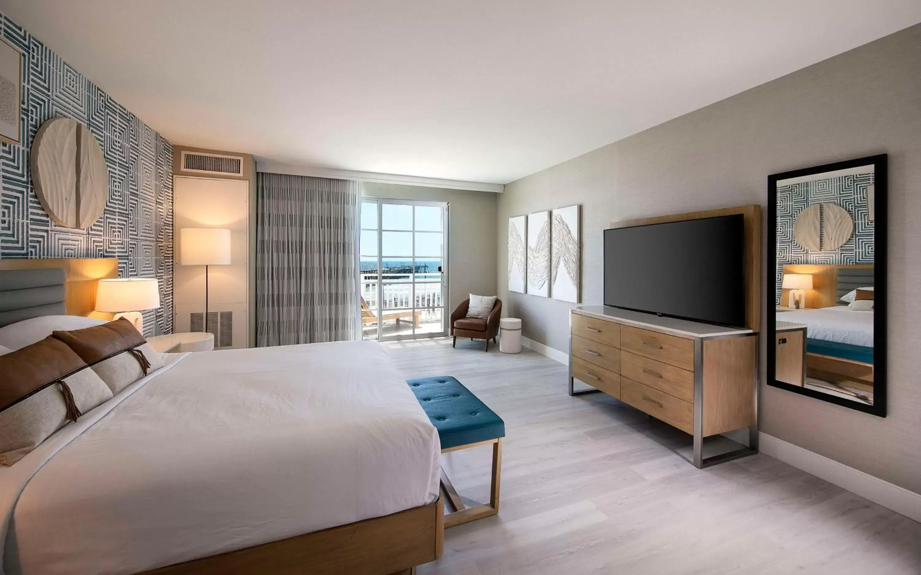 Bed, TV/Entertainment Center in Inn at the Pier Pismo Beach, Curio Collection by Hilton