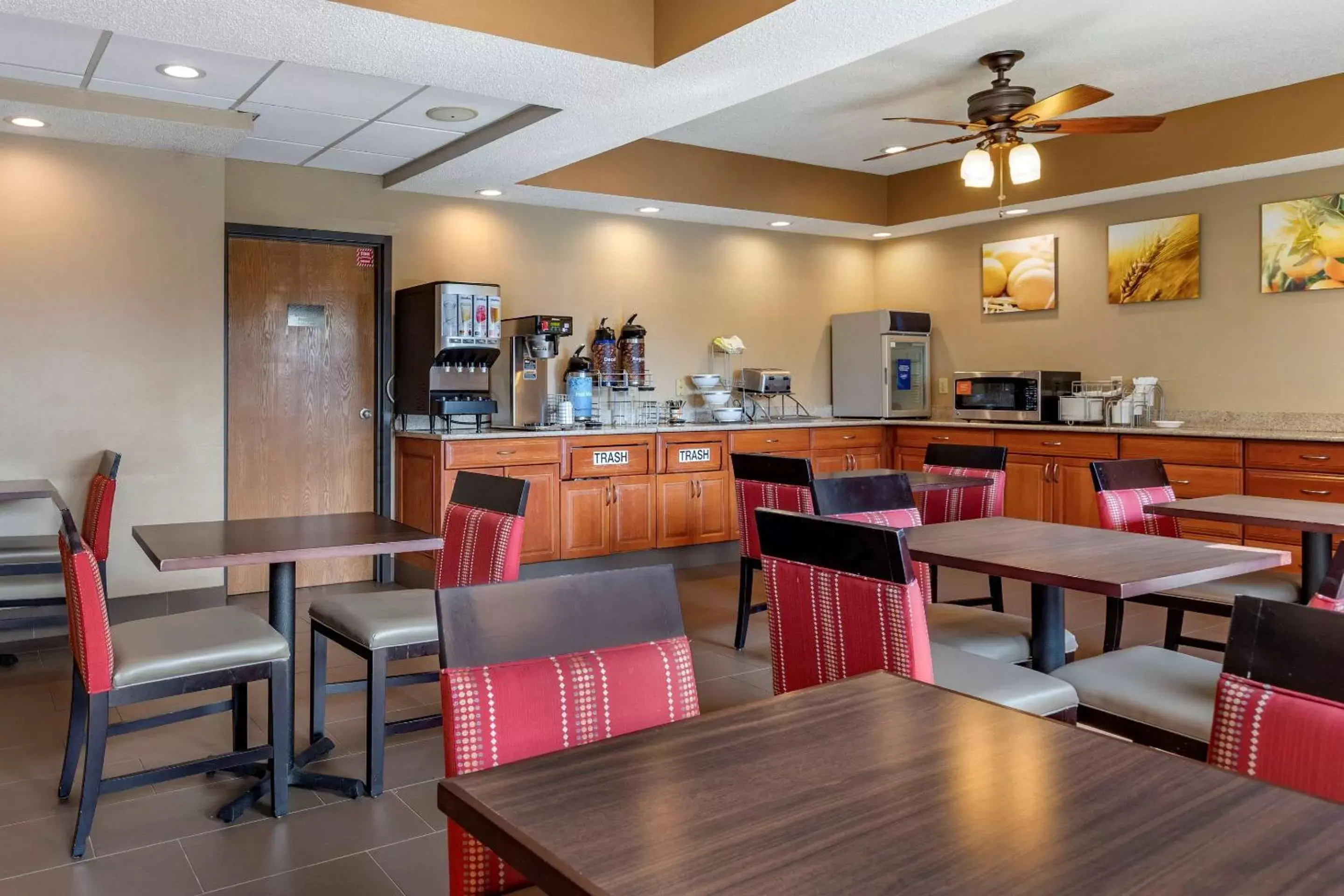 Restaurant/Places to Eat in Comfort Inn Wings Stadium