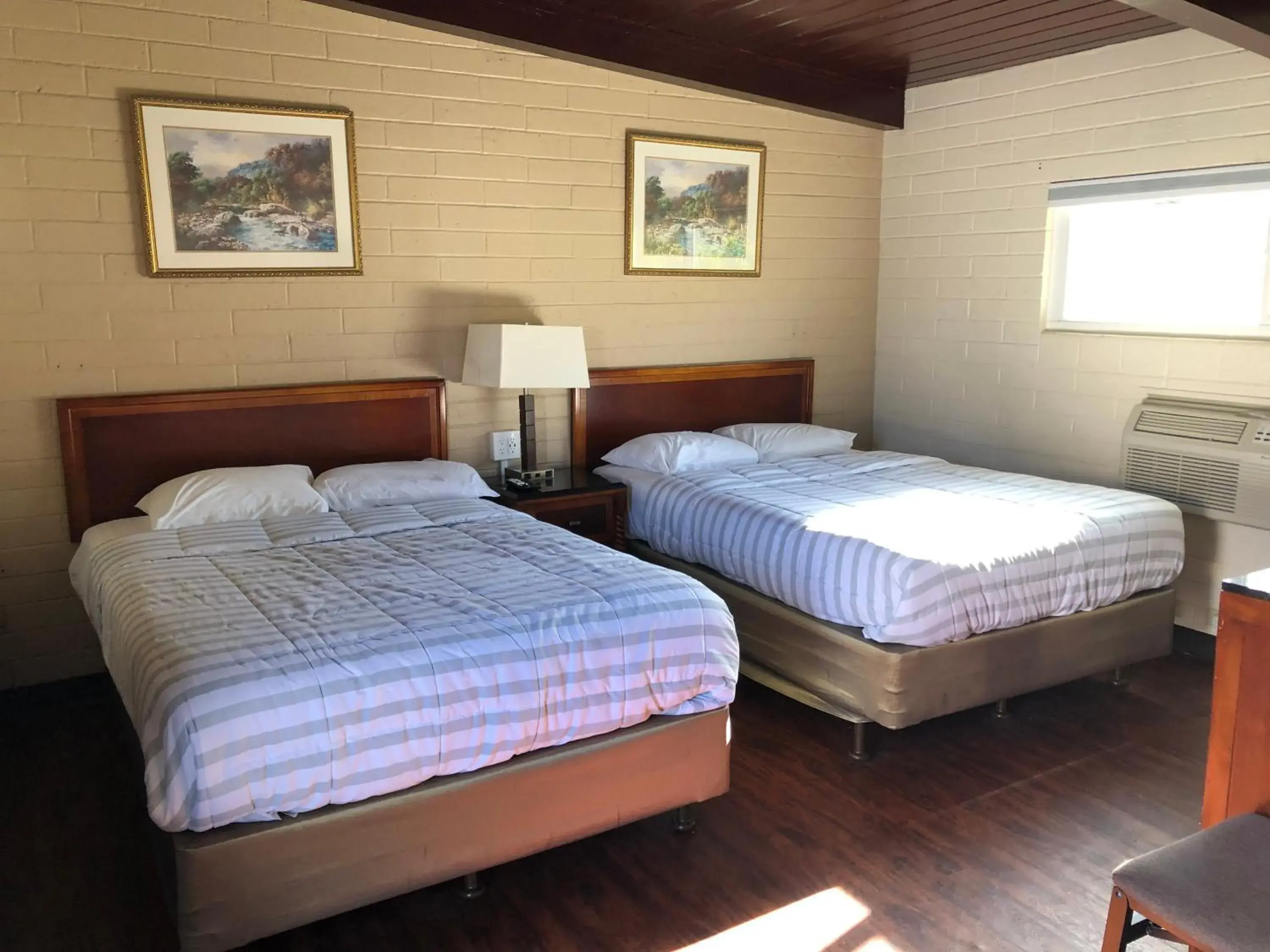 Bedroom, Bed in Sierra Lodge Three Rivers