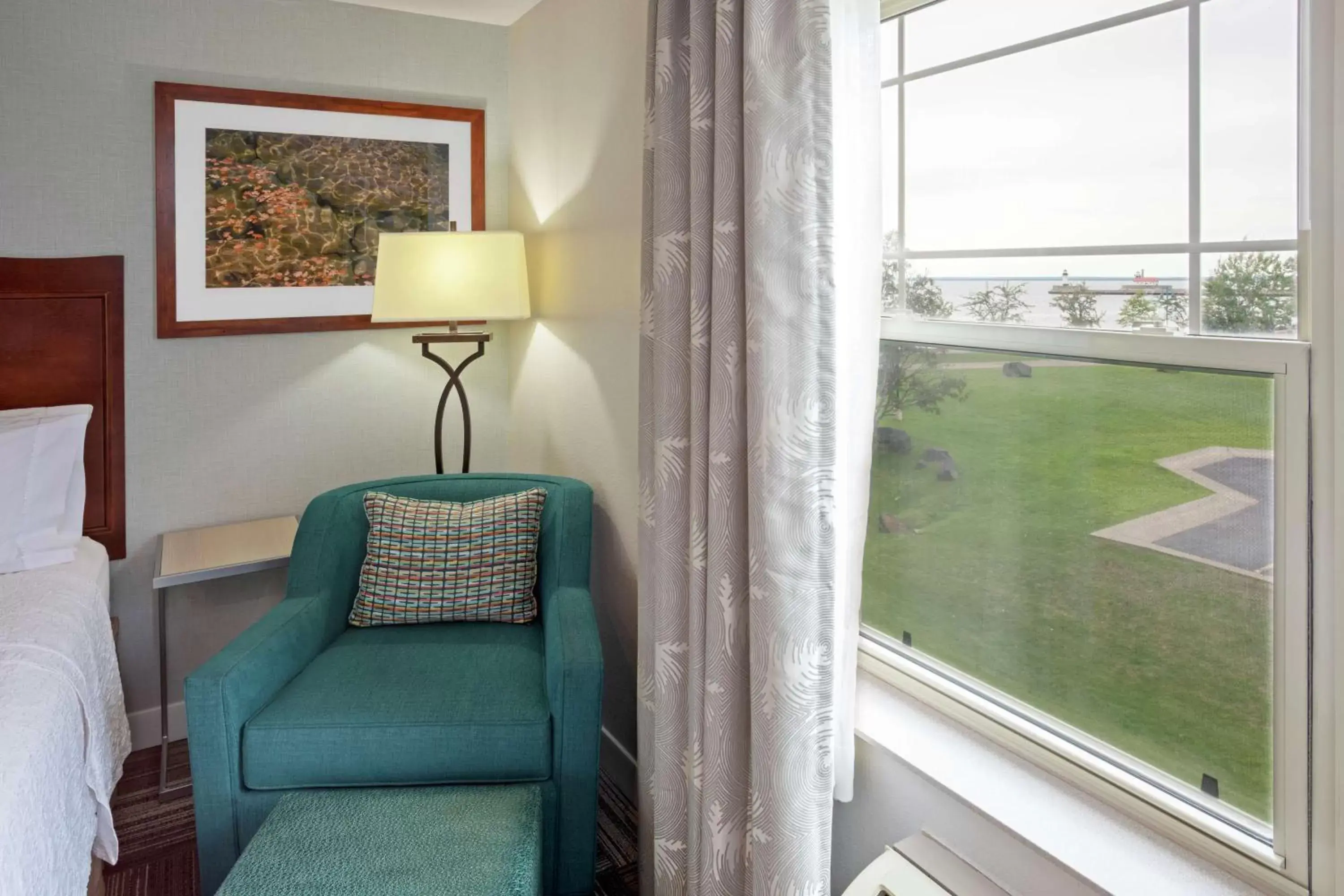 Living room, Seating Area in Hampton Inn Duluth-Canal Park