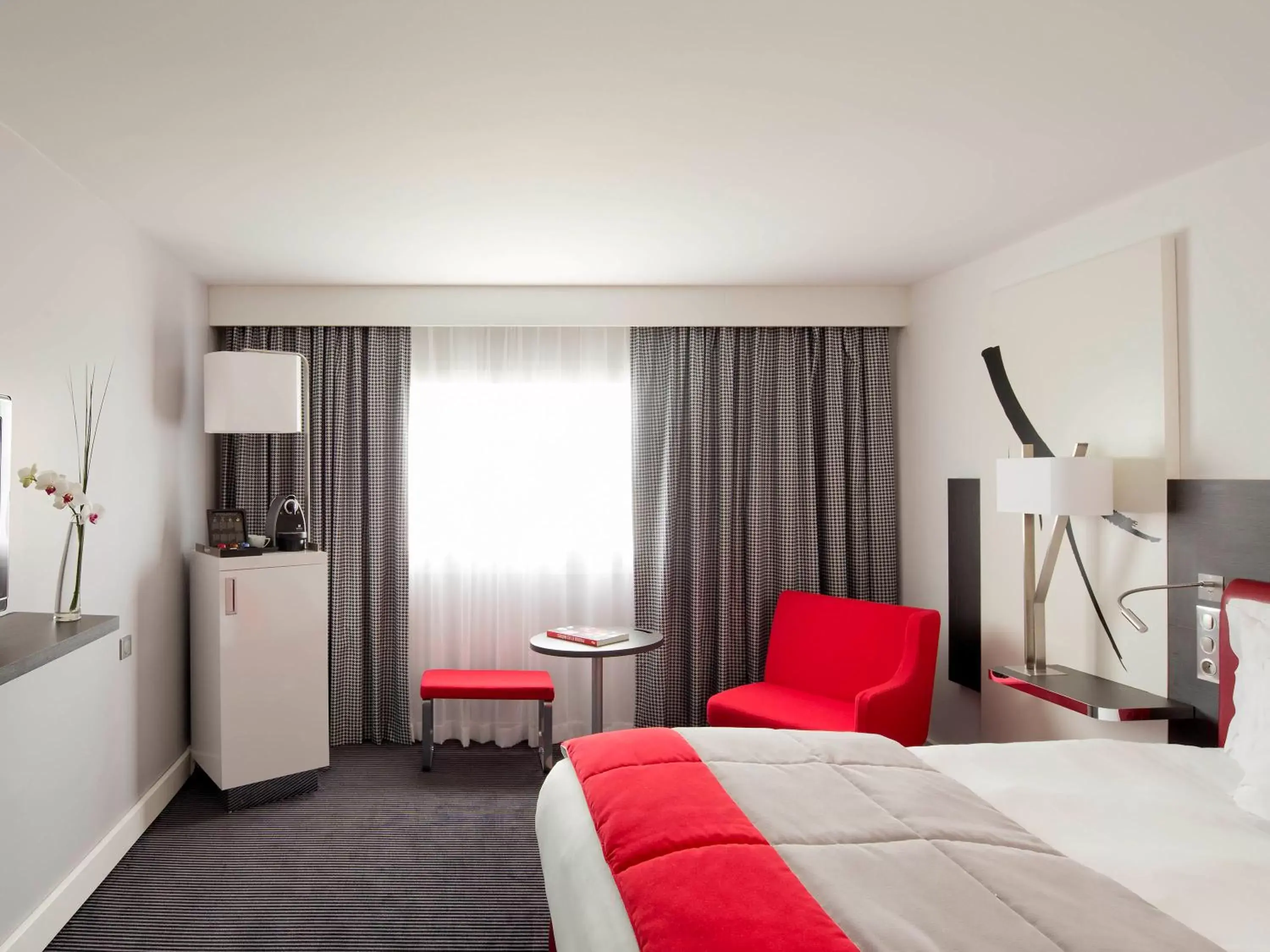 Bedroom, Bed in Mercure Paris CDG Airport & Convention