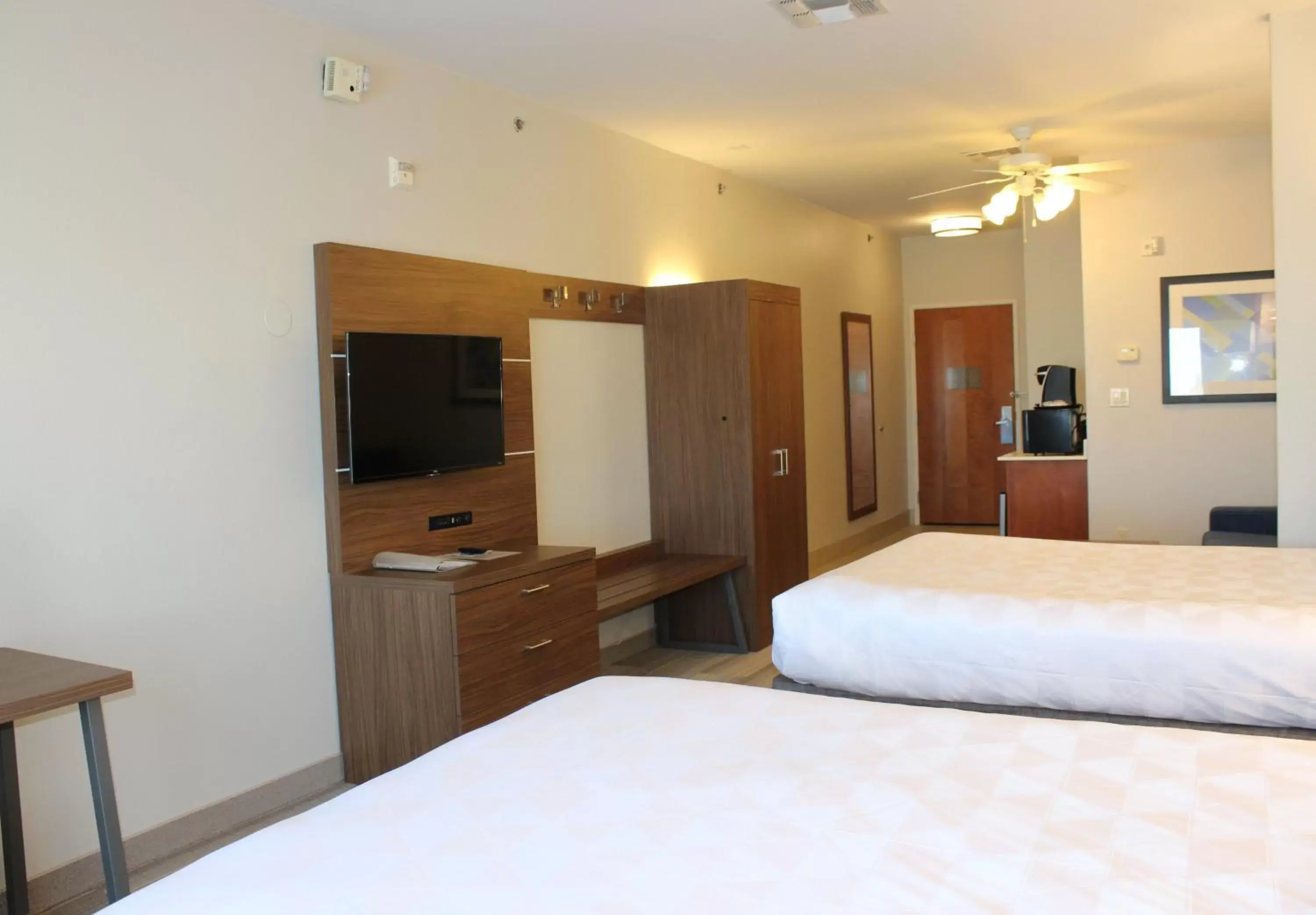 Photo of the whole room, Bed in Holiday Inn Express Hotel & Suites Mansfield, an IHG Hotel