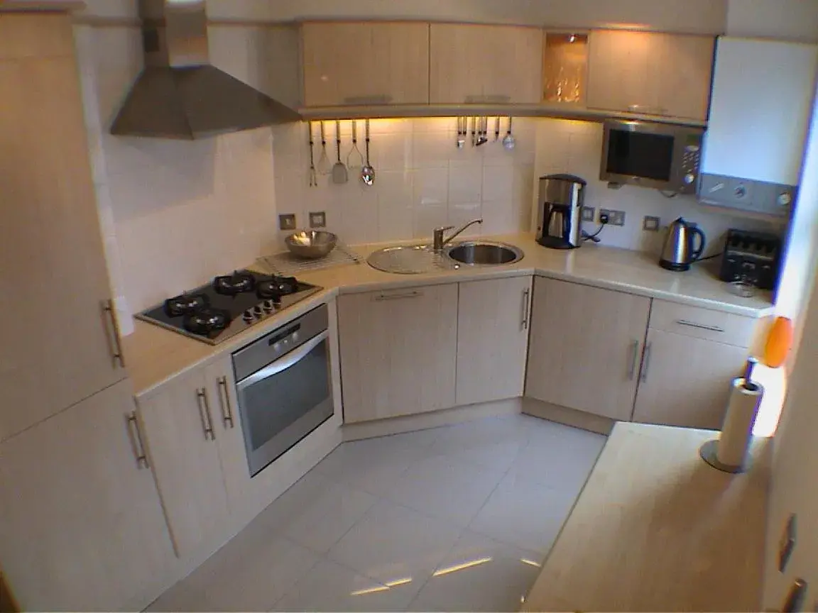 Kitchen/Kitchenette in Earle House Serviced Apartments