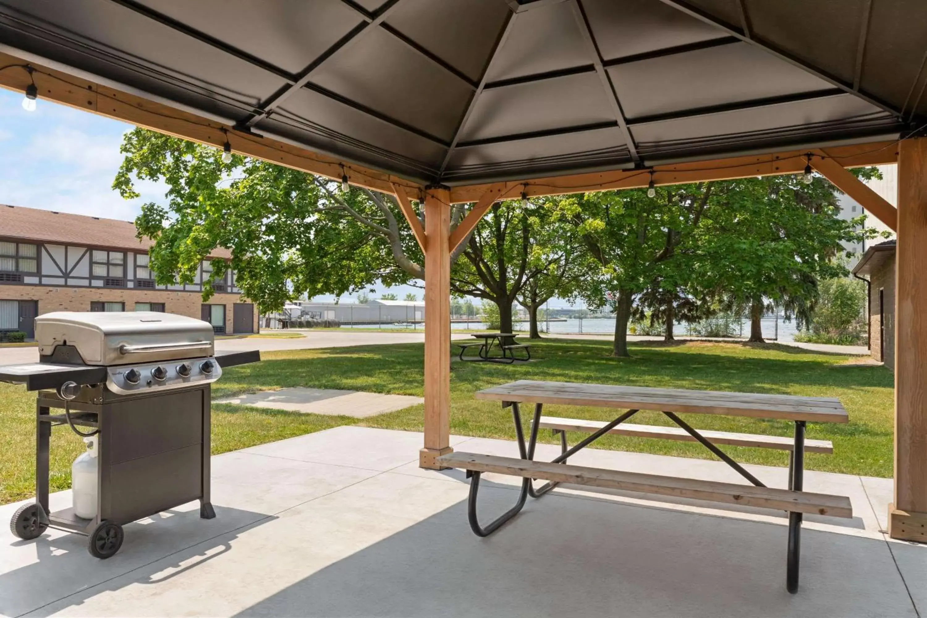 Restaurant/places to eat, BBQ Facilities in Days Inn by Wyndham Sarnia Harbourfront