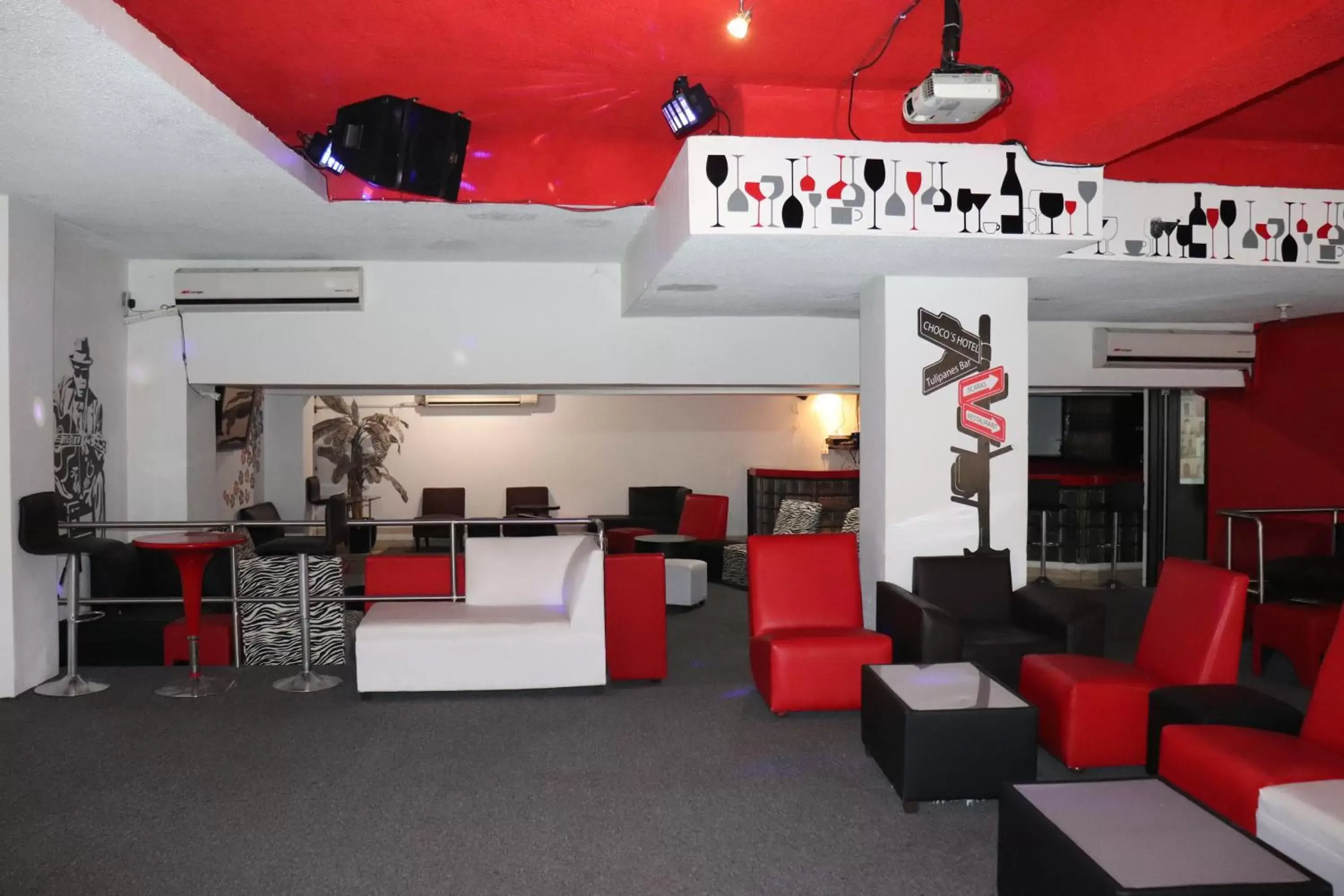 Lounge or bar, Lobby/Reception in Choco's Hotel