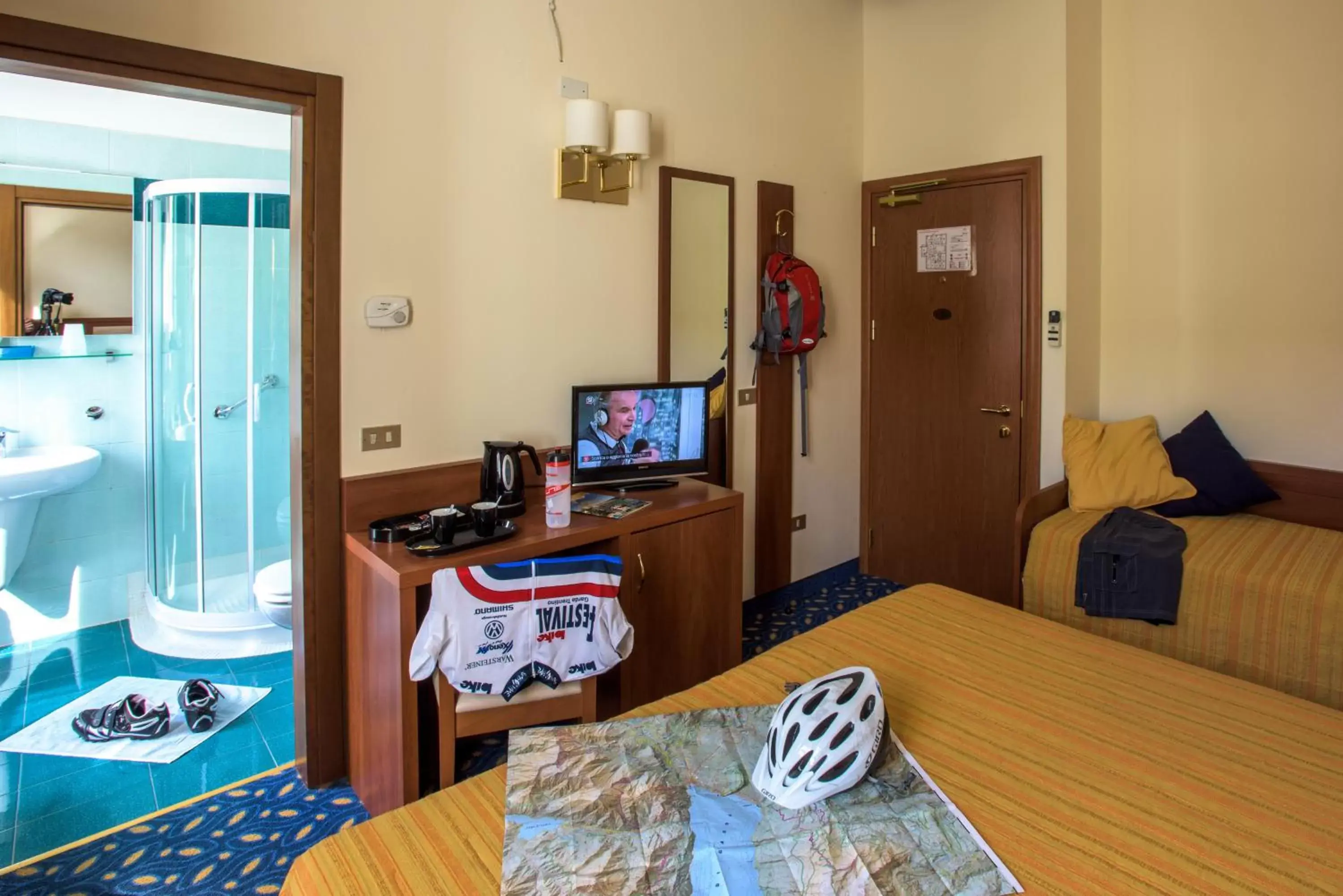 Bedroom, TV/Entertainment Center in Hotel Benaco