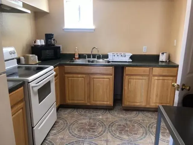 Kitchen/Kitchenette in Pinn Road Inn and Suites Lackland AFB and Seaworld