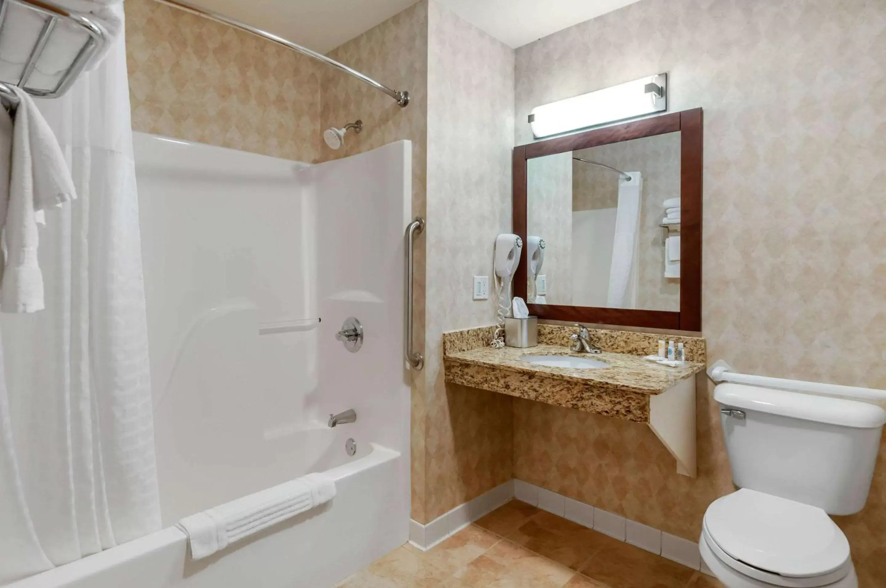 Photo of the whole room, Bathroom in Comfort Inn Dyersville Near the Field of Dreams