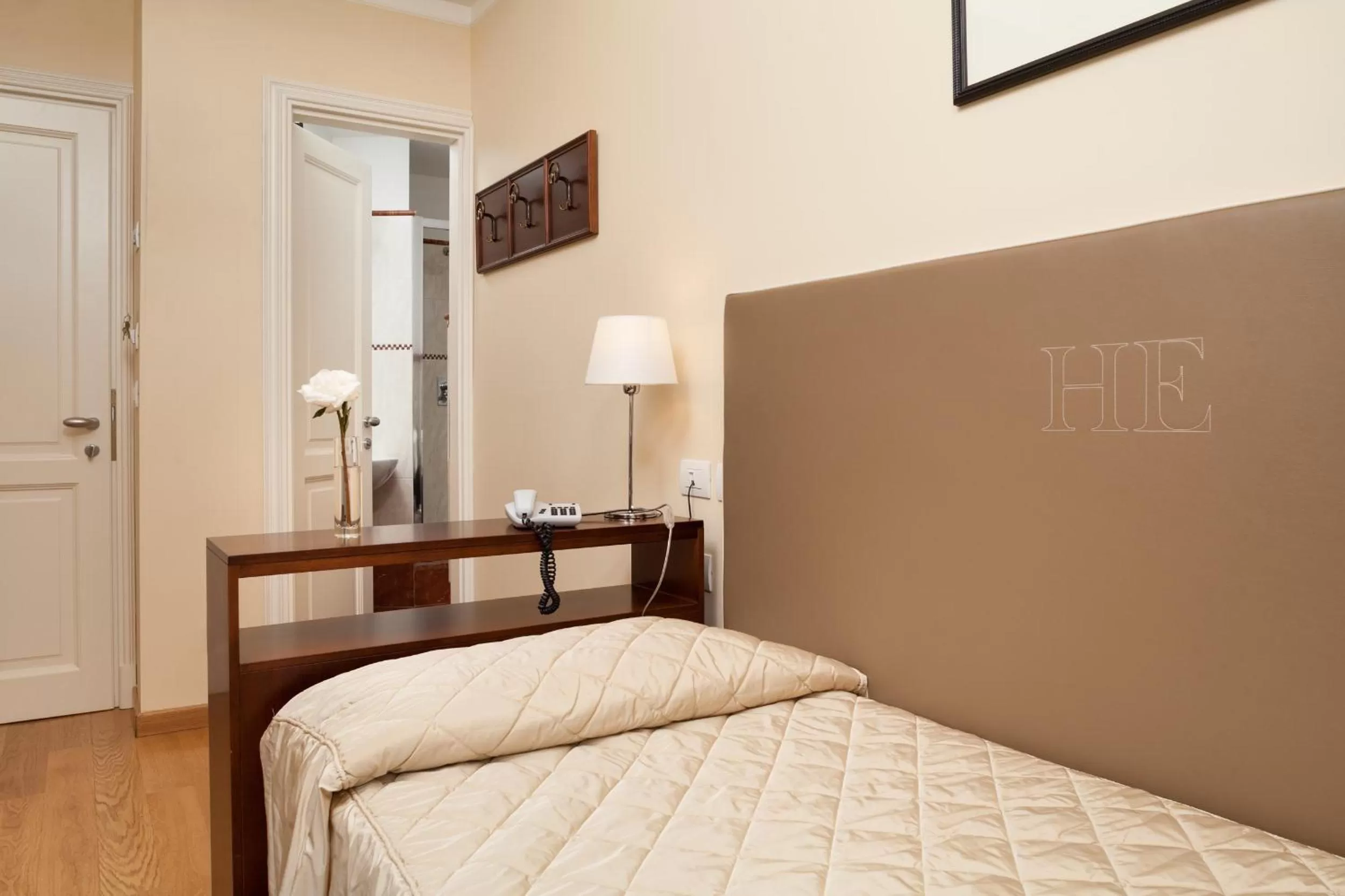 Bedroom, Bed in Hotel Executive