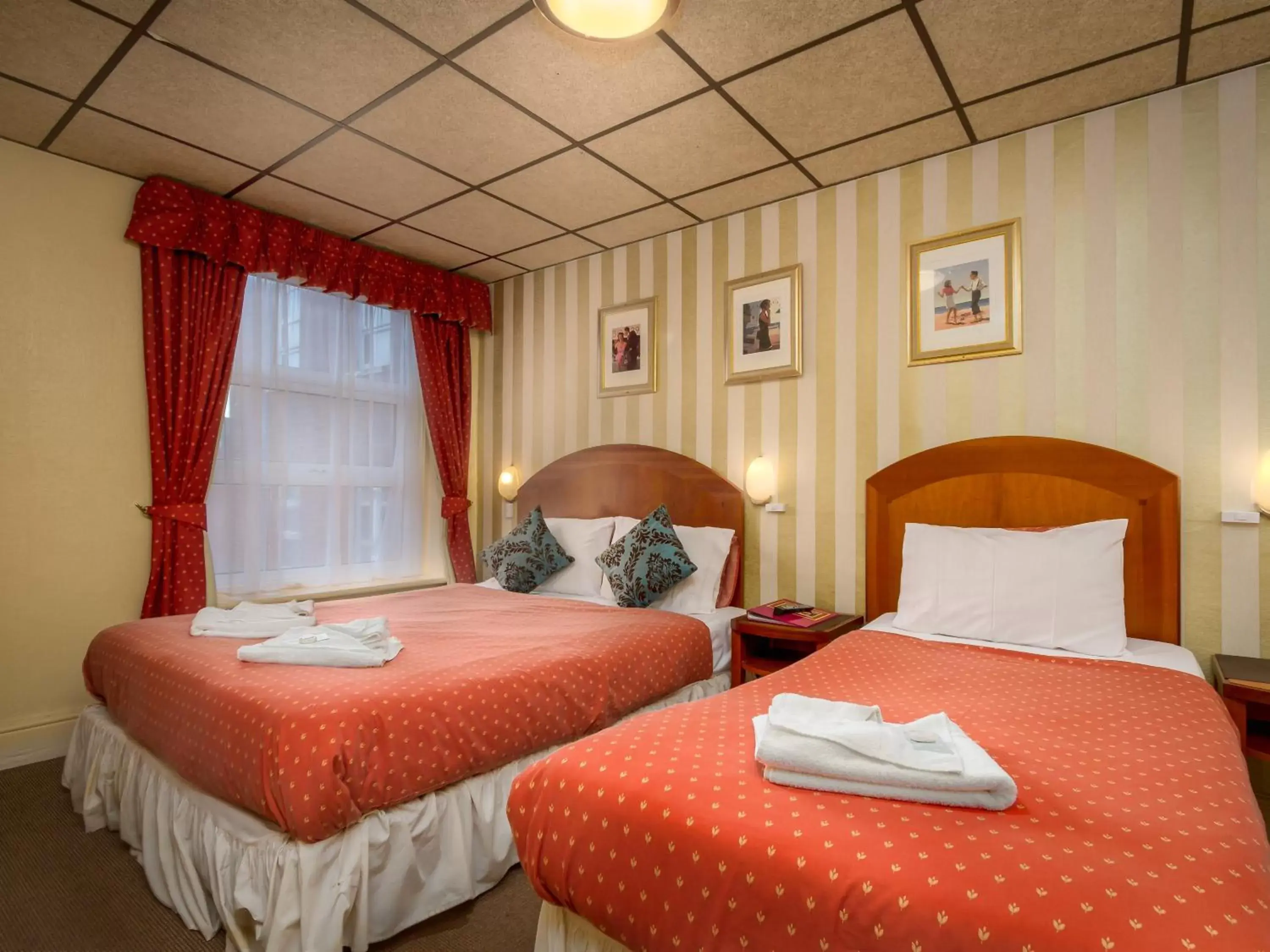 Family Room with Shower in Oak Lea Hotel