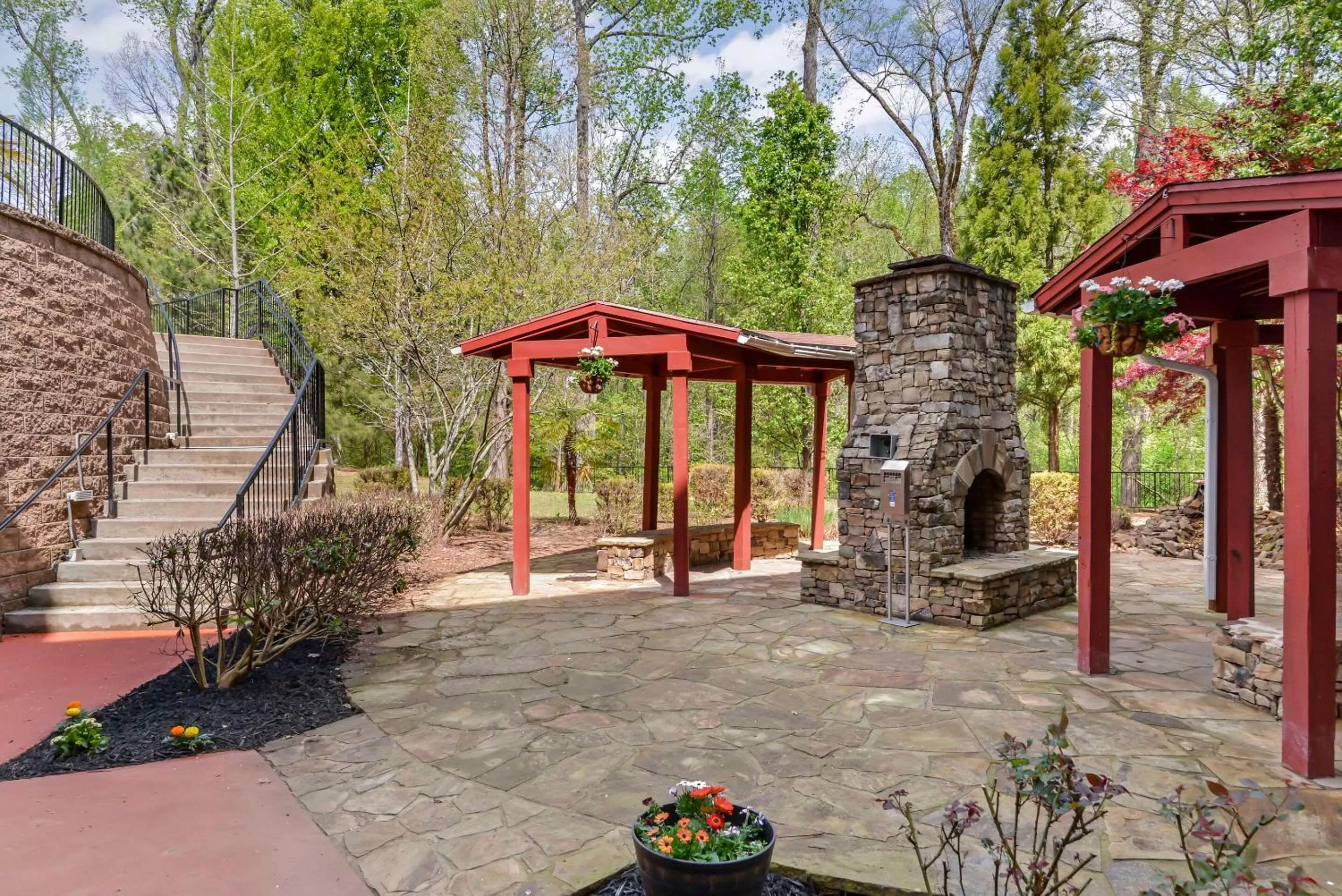 Swimming pool in Comfort Suites At Kennesaw State University