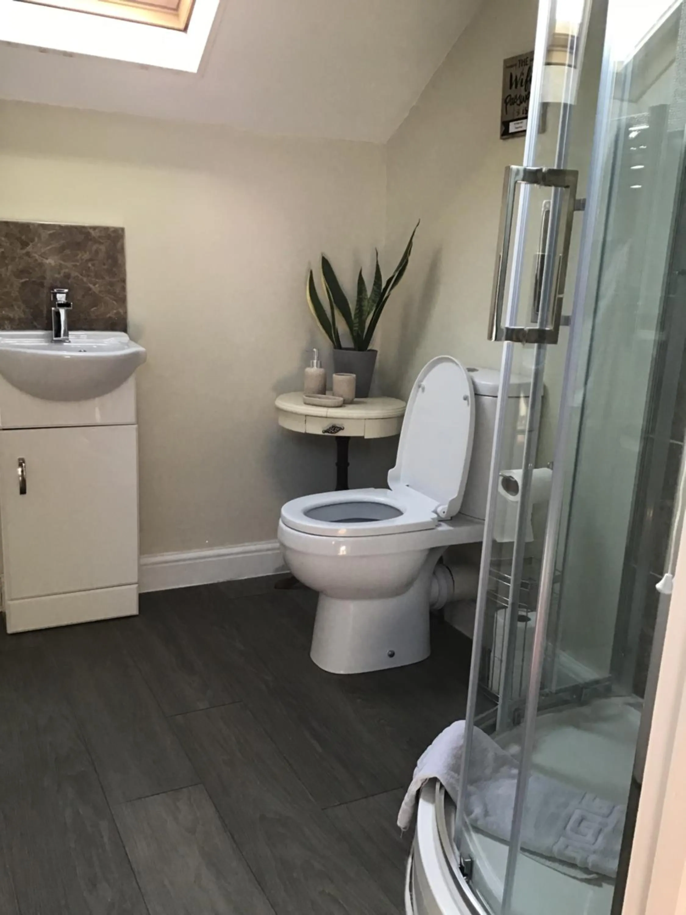 Shower in Little Lodge B&B Lutterworth