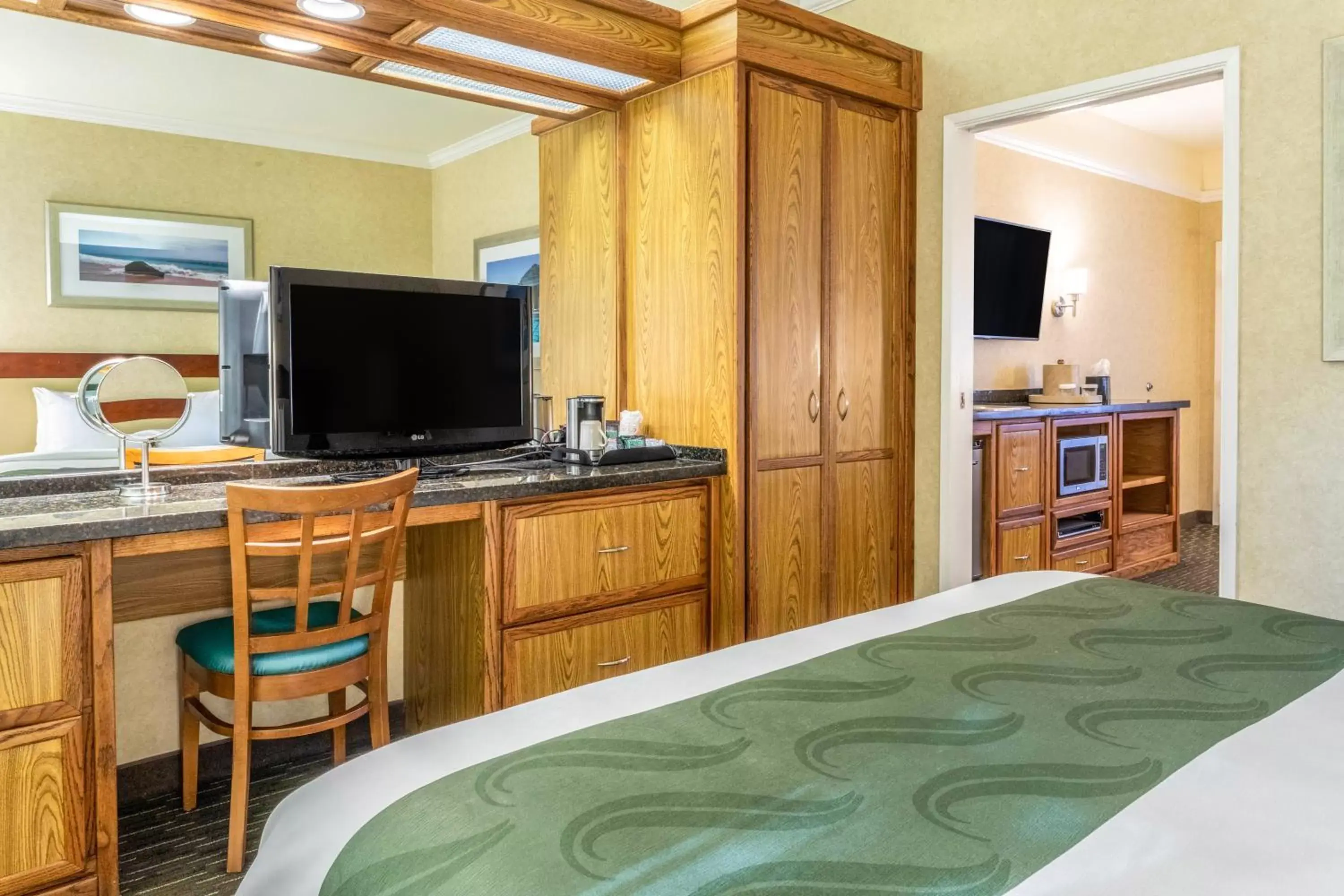 Bed, TV/Entertainment Center in Quality Suites Downtown San Luis Obispo