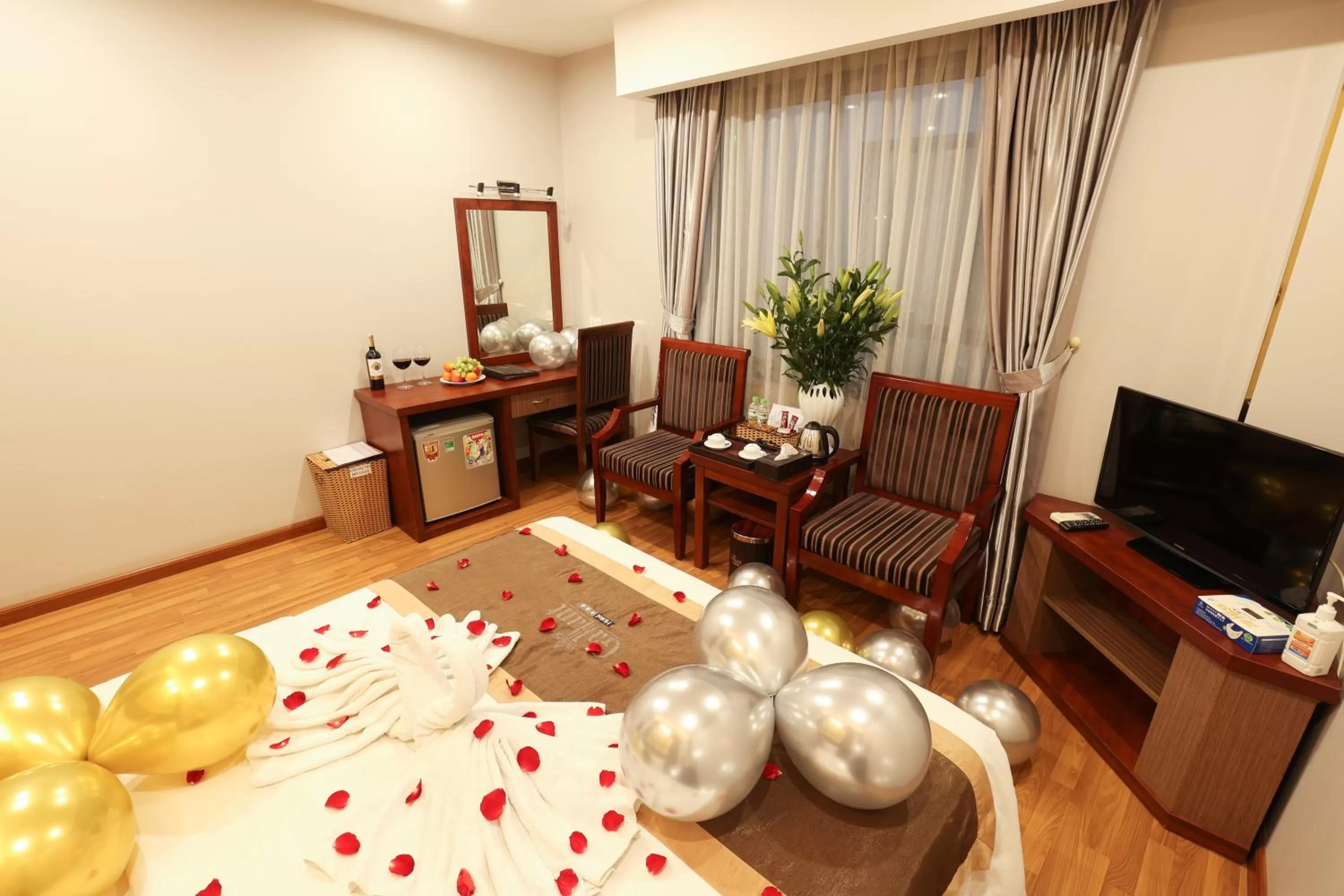 Communal lounge/ TV room, Bed in Gallant Hotel