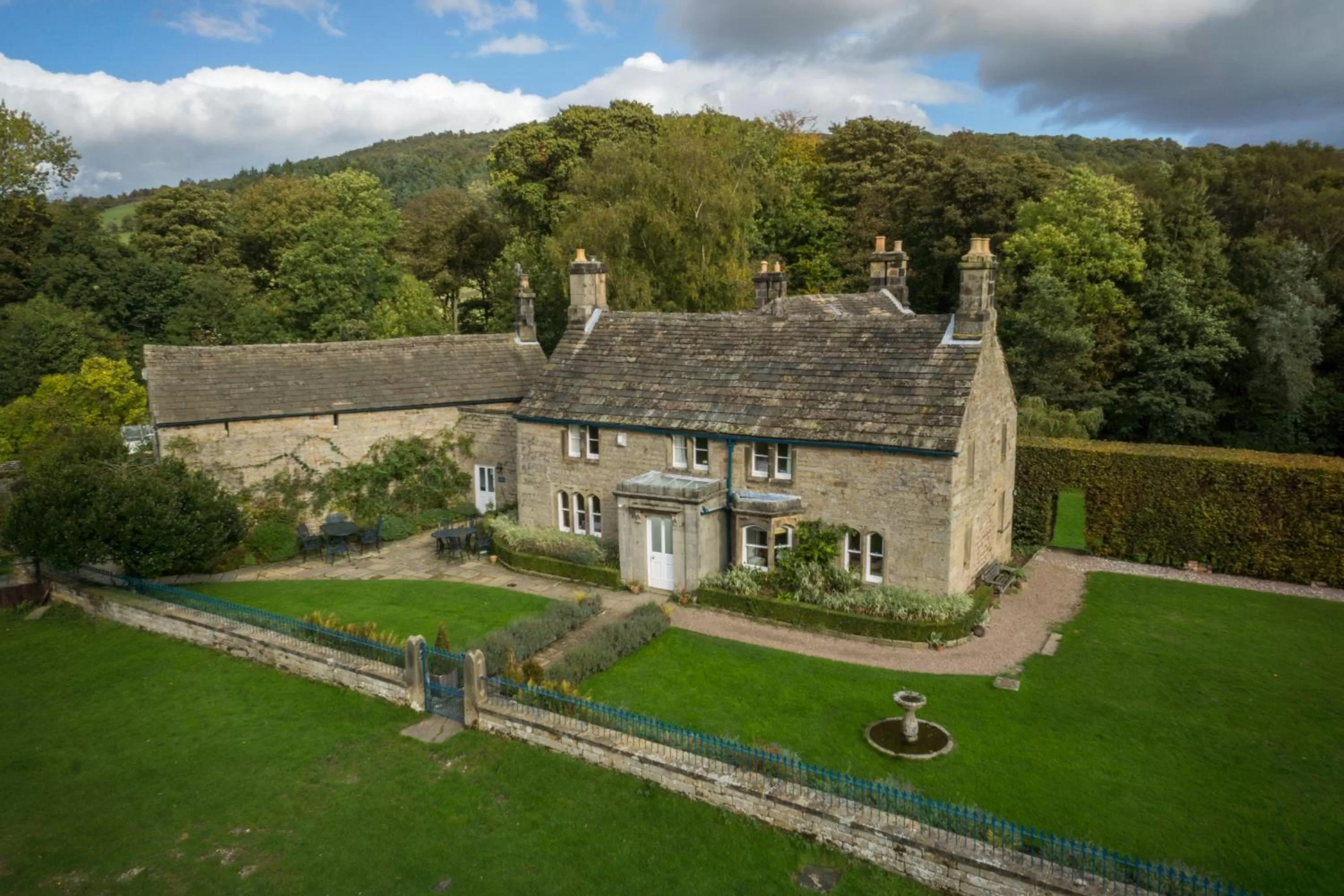 Facade/entrance in Heathy Lea Bed And Breakfast