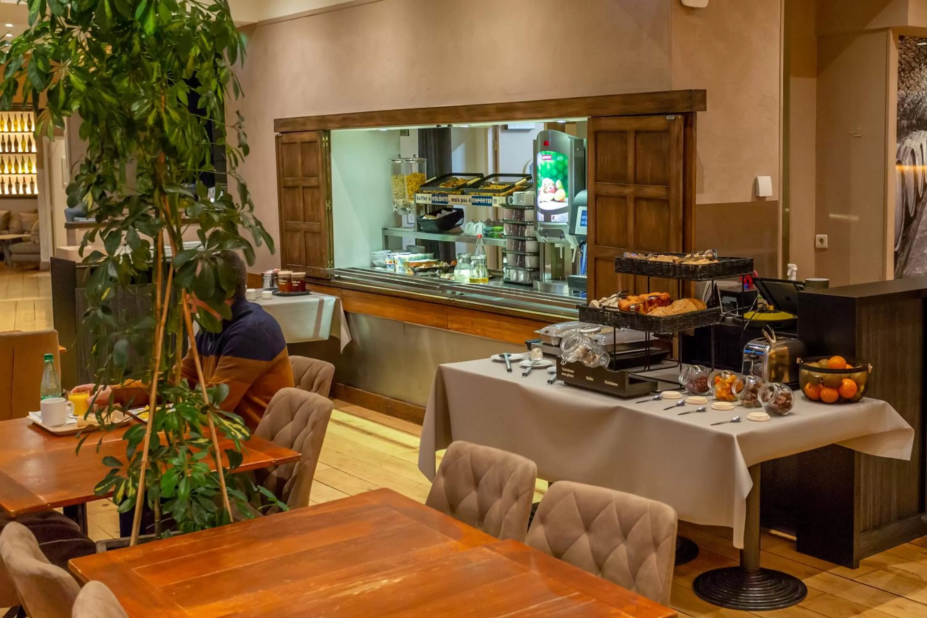 Breakfast in Hôtel The Originals City Le Berry - proche centre-ville - Gare - parking - recharge véhicule