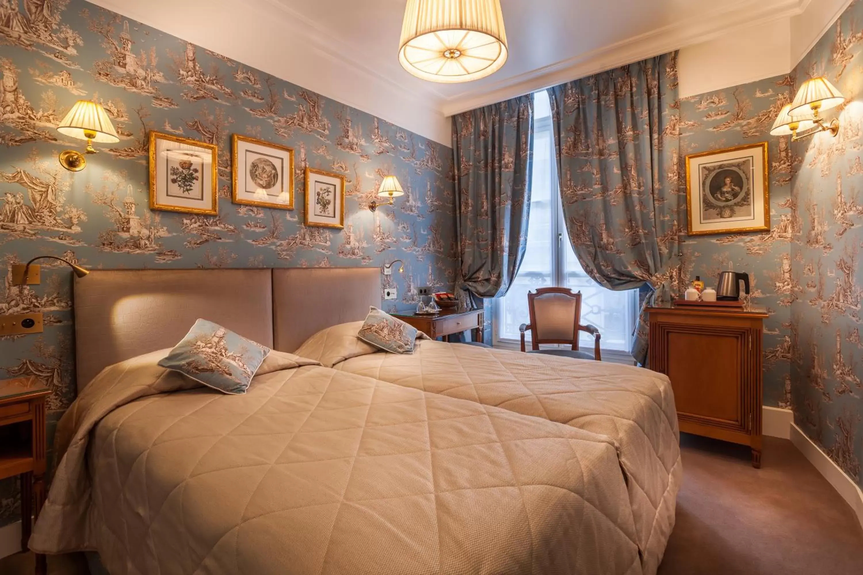 Photo of the whole room, Bed in Grand Hôtel de L'Univers Saint-Germain