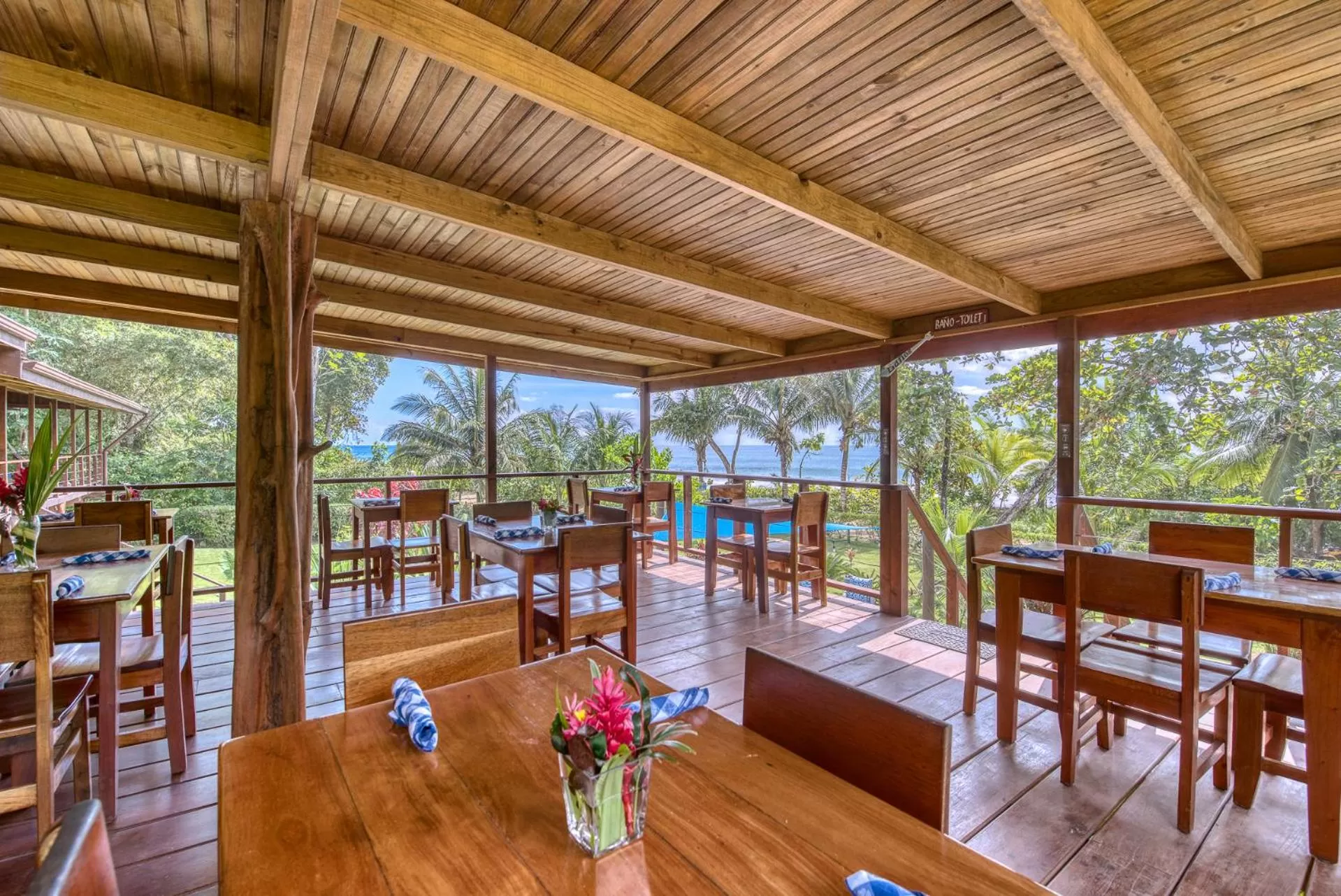 Restaurant/places to eat in Oasis Bluff Beach