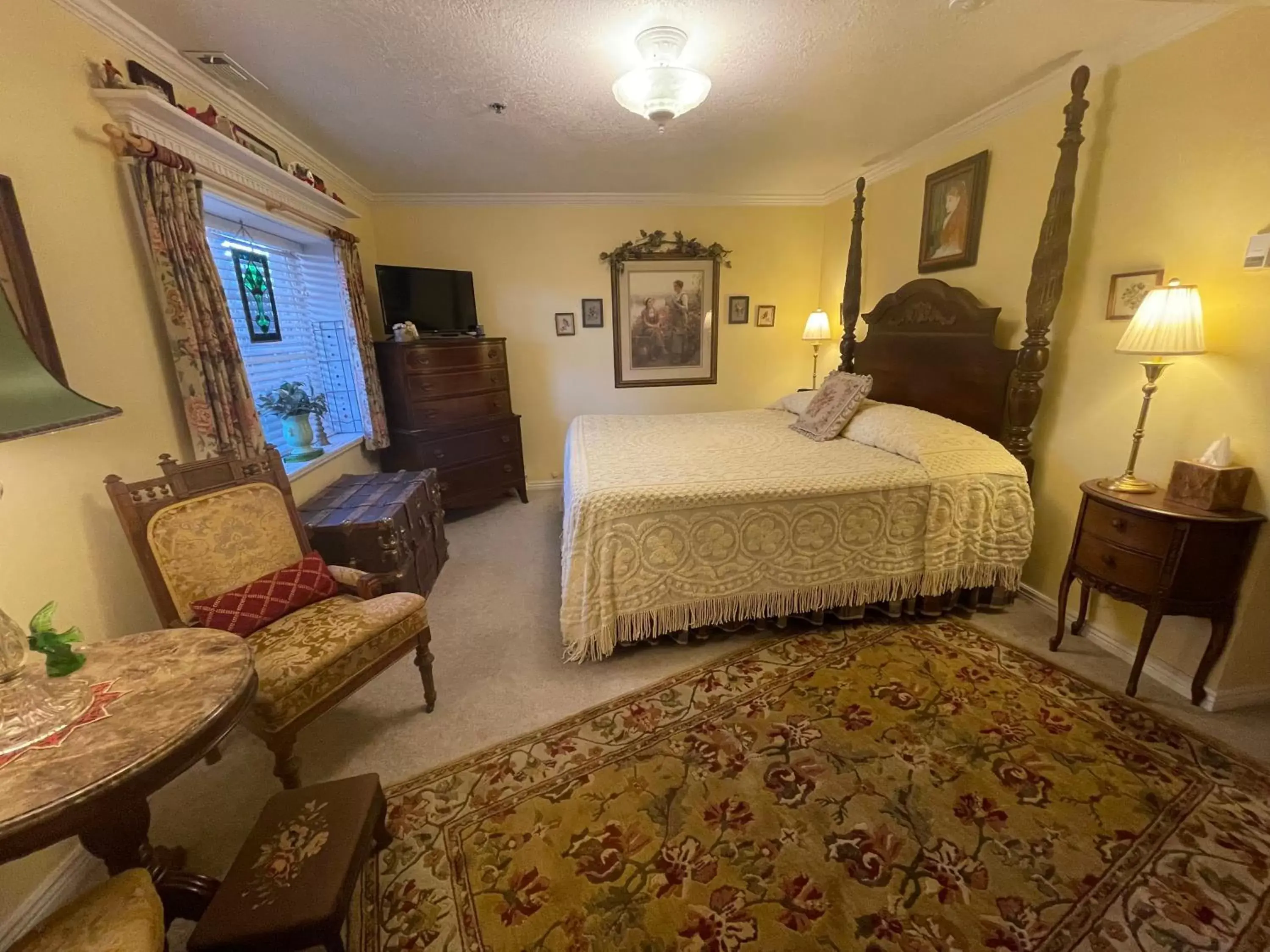 Bedroom in Big Yellow Inn