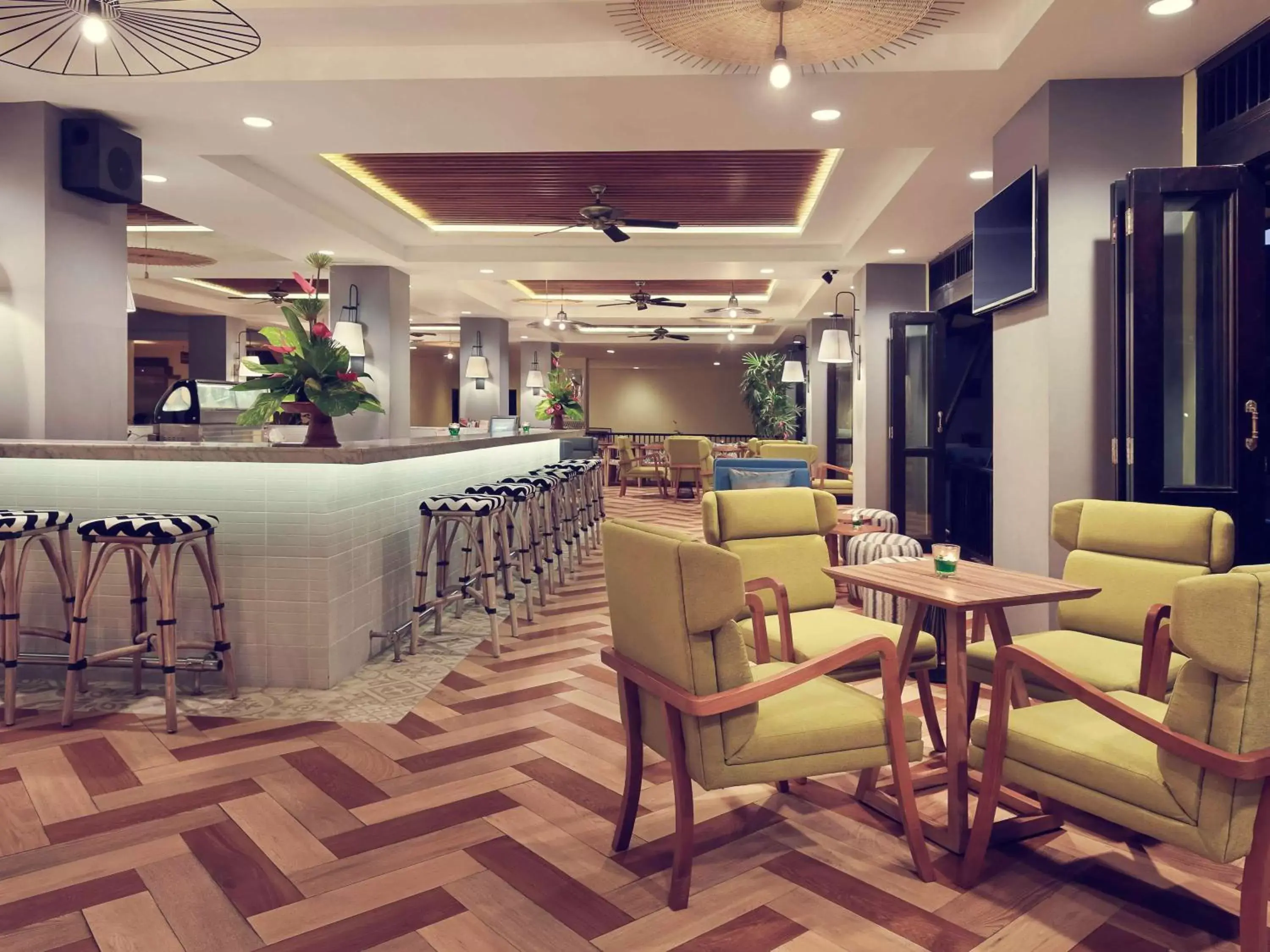 Lounge or bar, Lounge/Bar in Mercure Manado Tateli Resort and Convention