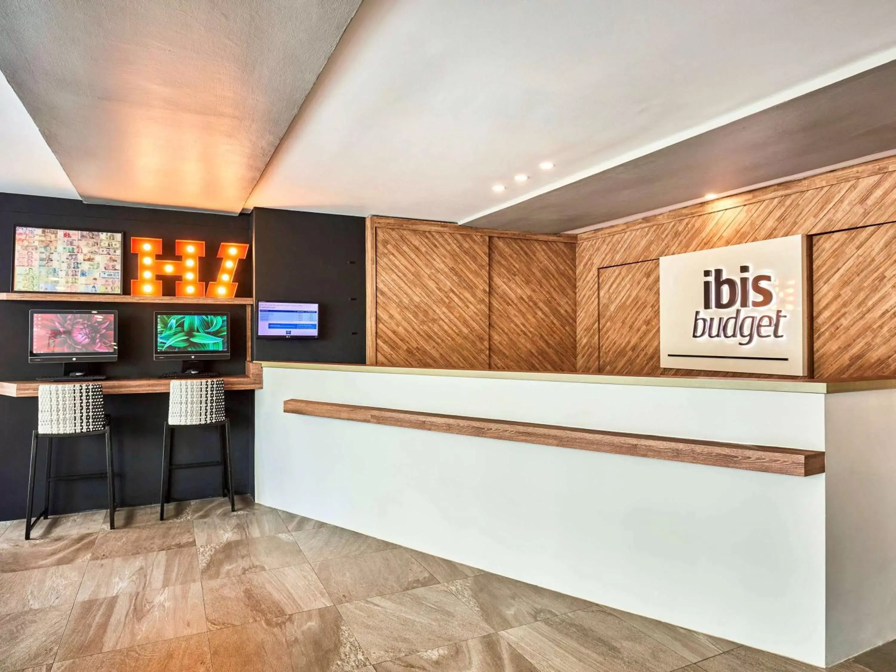 Property building, Lobby/Reception in ibis budget Singapore Pearl