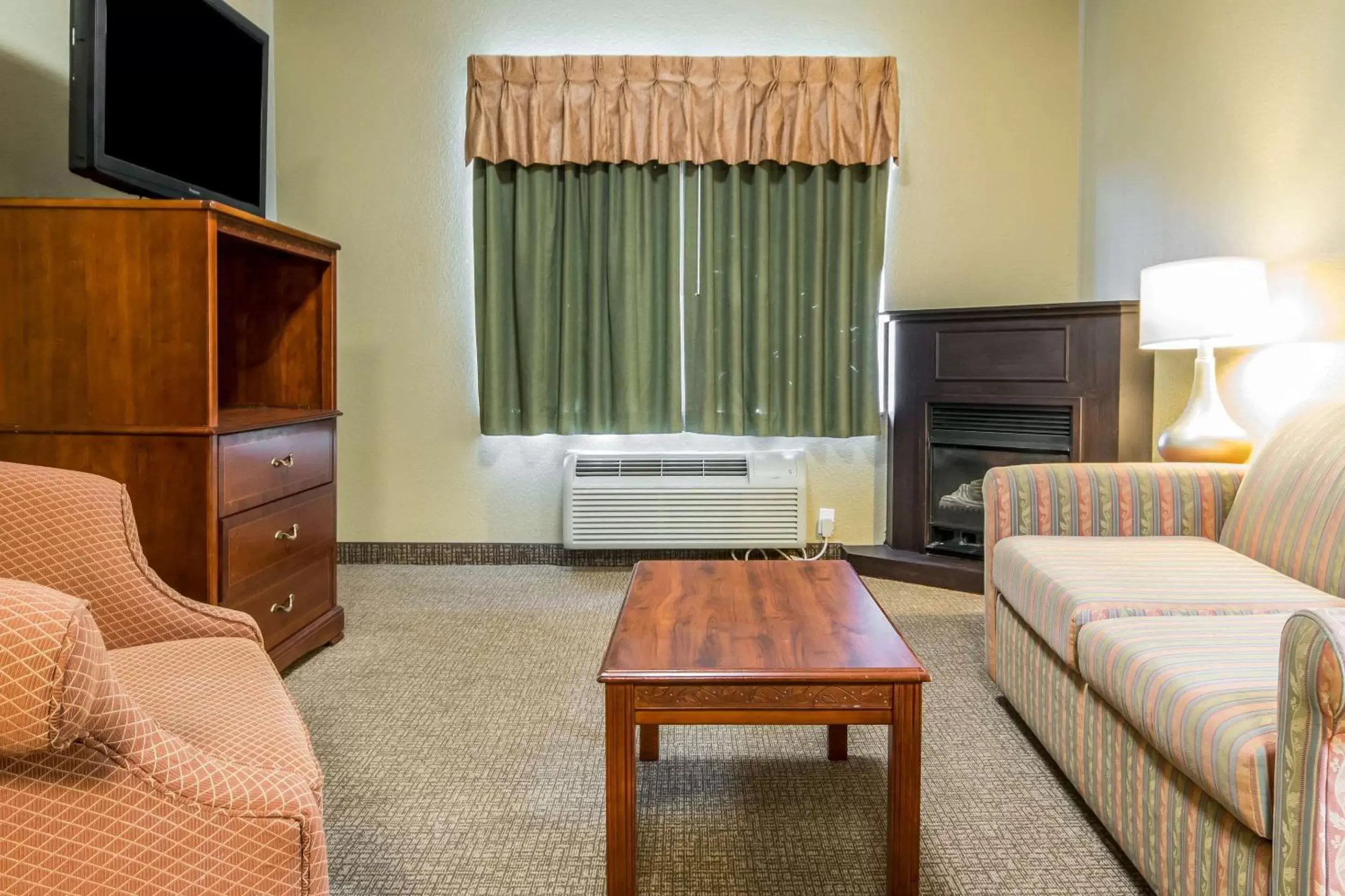 Photo of the whole room, Seating Area in Comfort Suites Owensboro