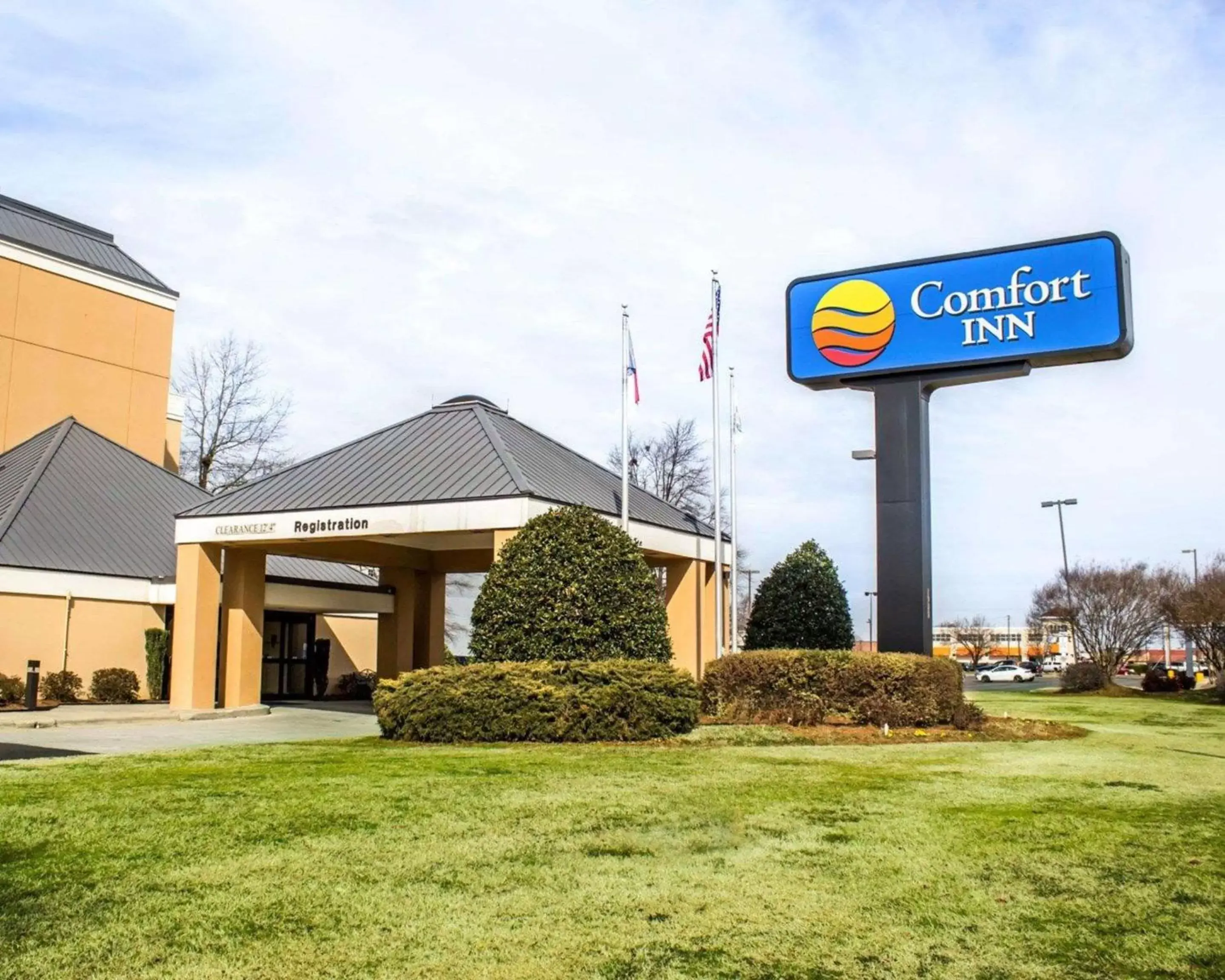 Property Building in Comfort Inn Fayetteville West Near Fort Liberty