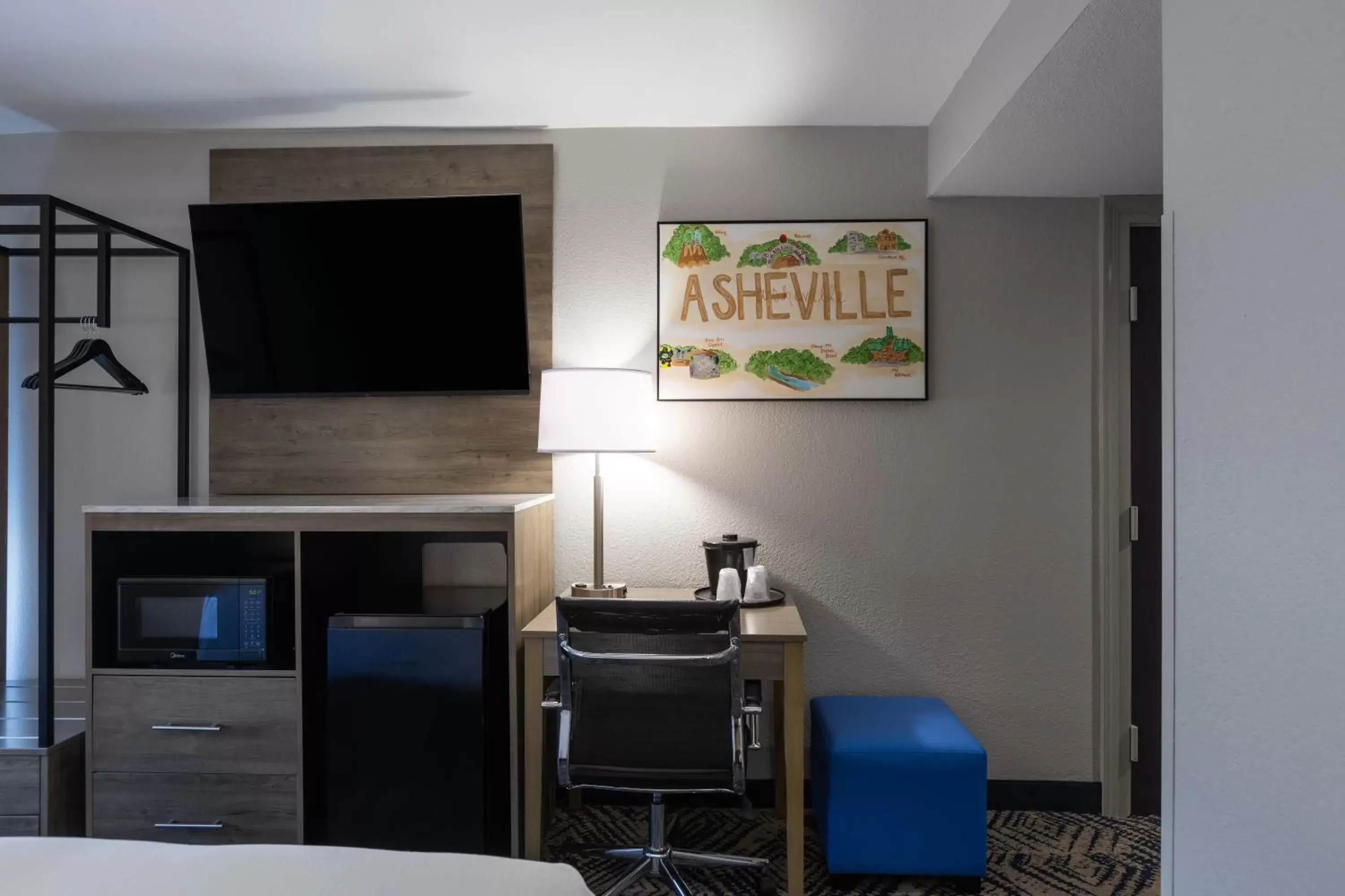 Bedroom, TV/Entertainment Center in Rodeway Inn & Suites near Outlet Mall - Asheville