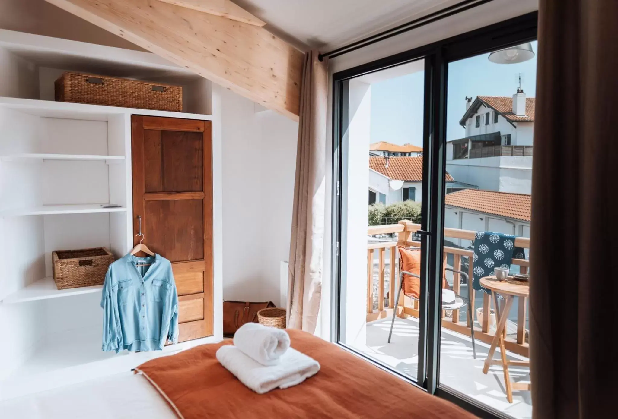 Photo of the whole room in Biarritz Surf Lodge Chambre d'hôtes