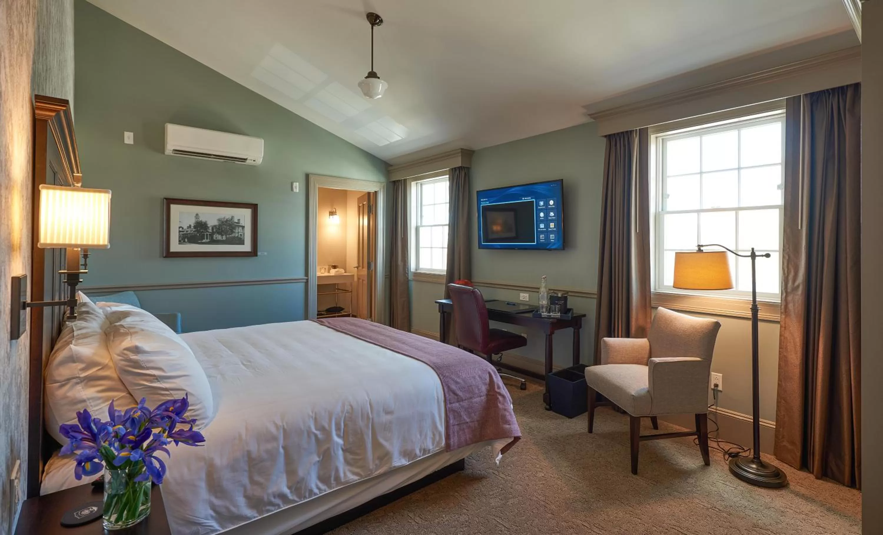 Photo of the whole room, Bed in The Groton Inn