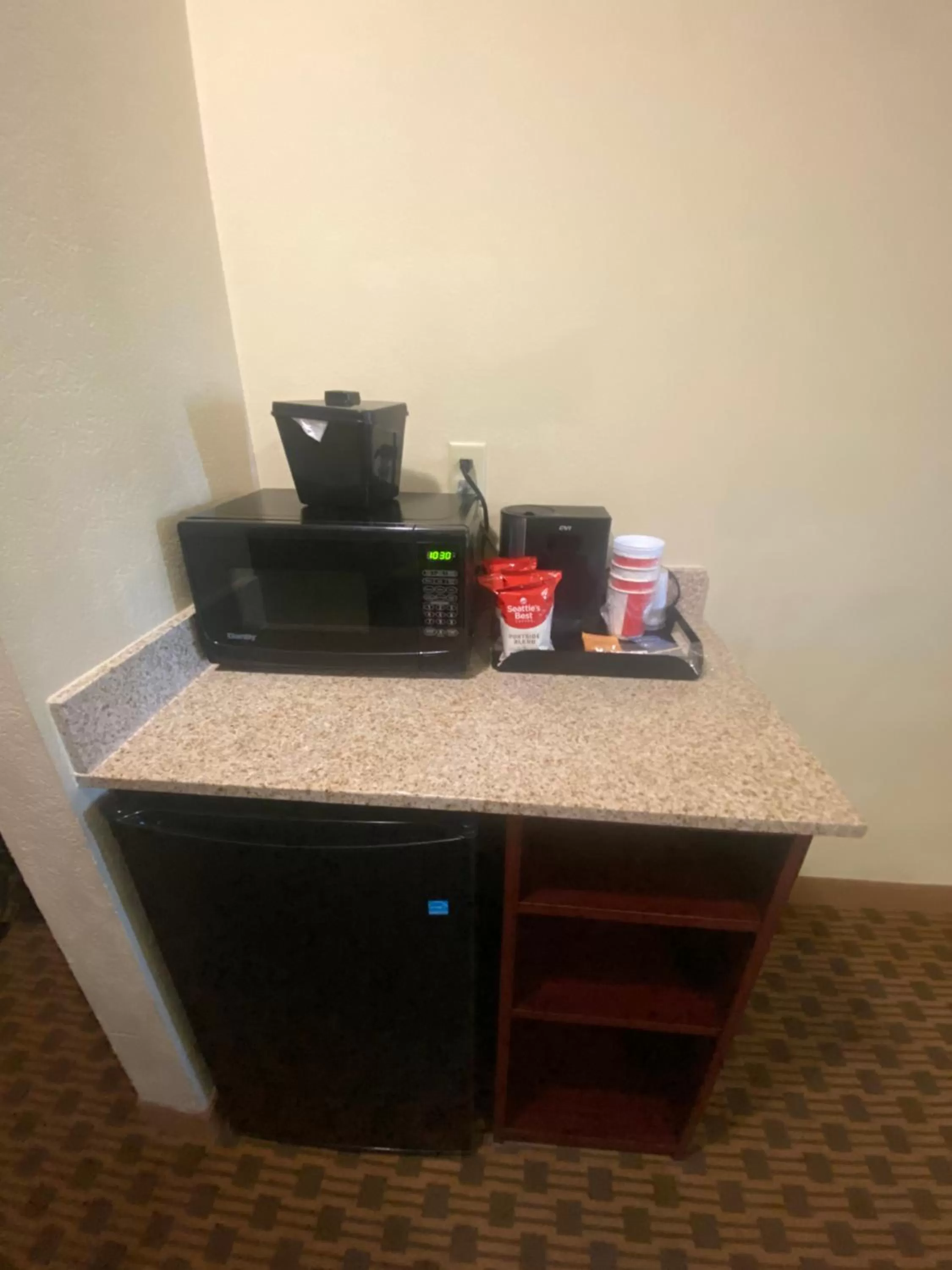 Coffee/tea facilities in Cobblestone Hotel & Suites - Broken Bow